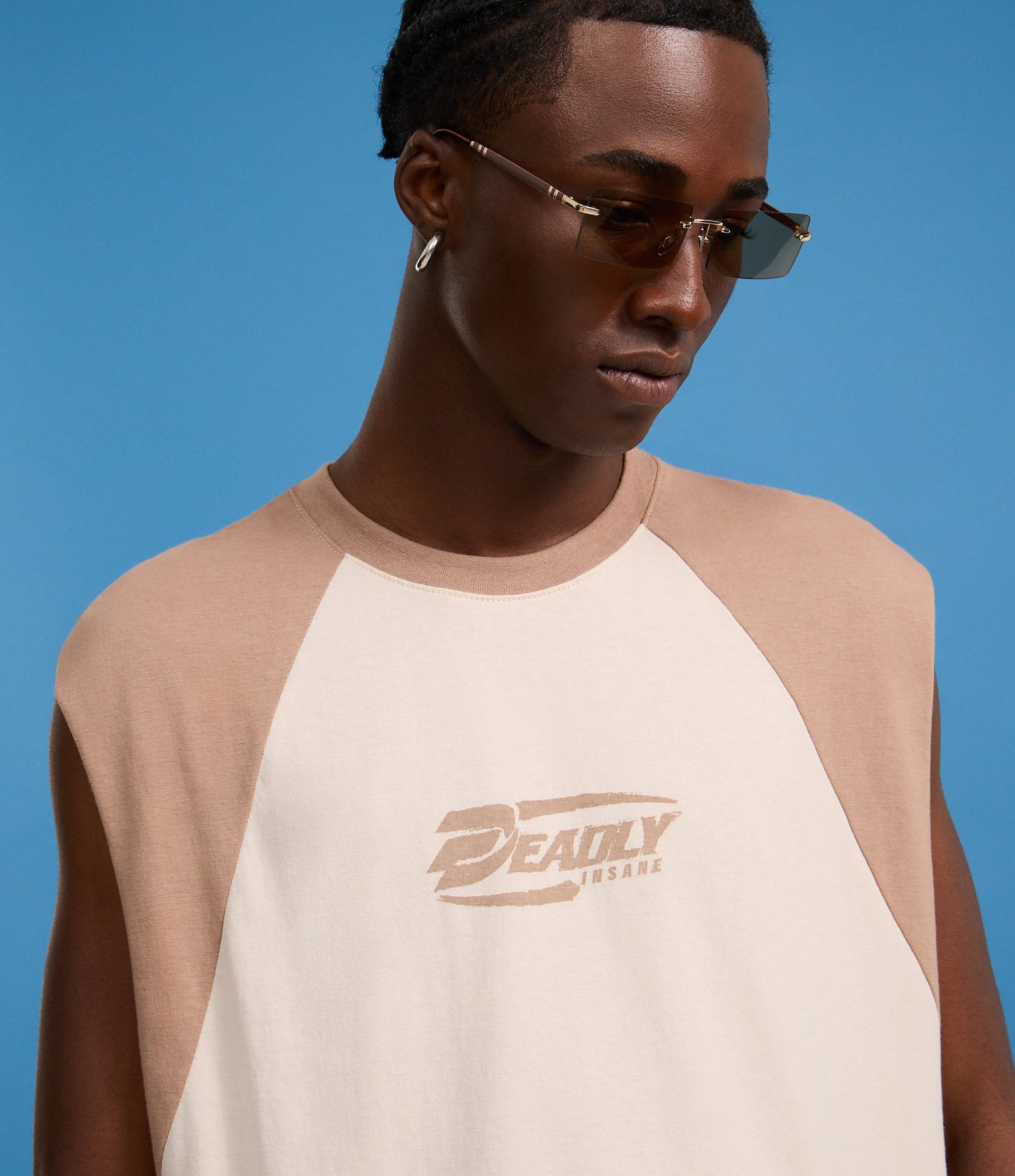 Regata Boxy em Algodão com Cava Raglã e Estampa Deadly Insane Bege 3