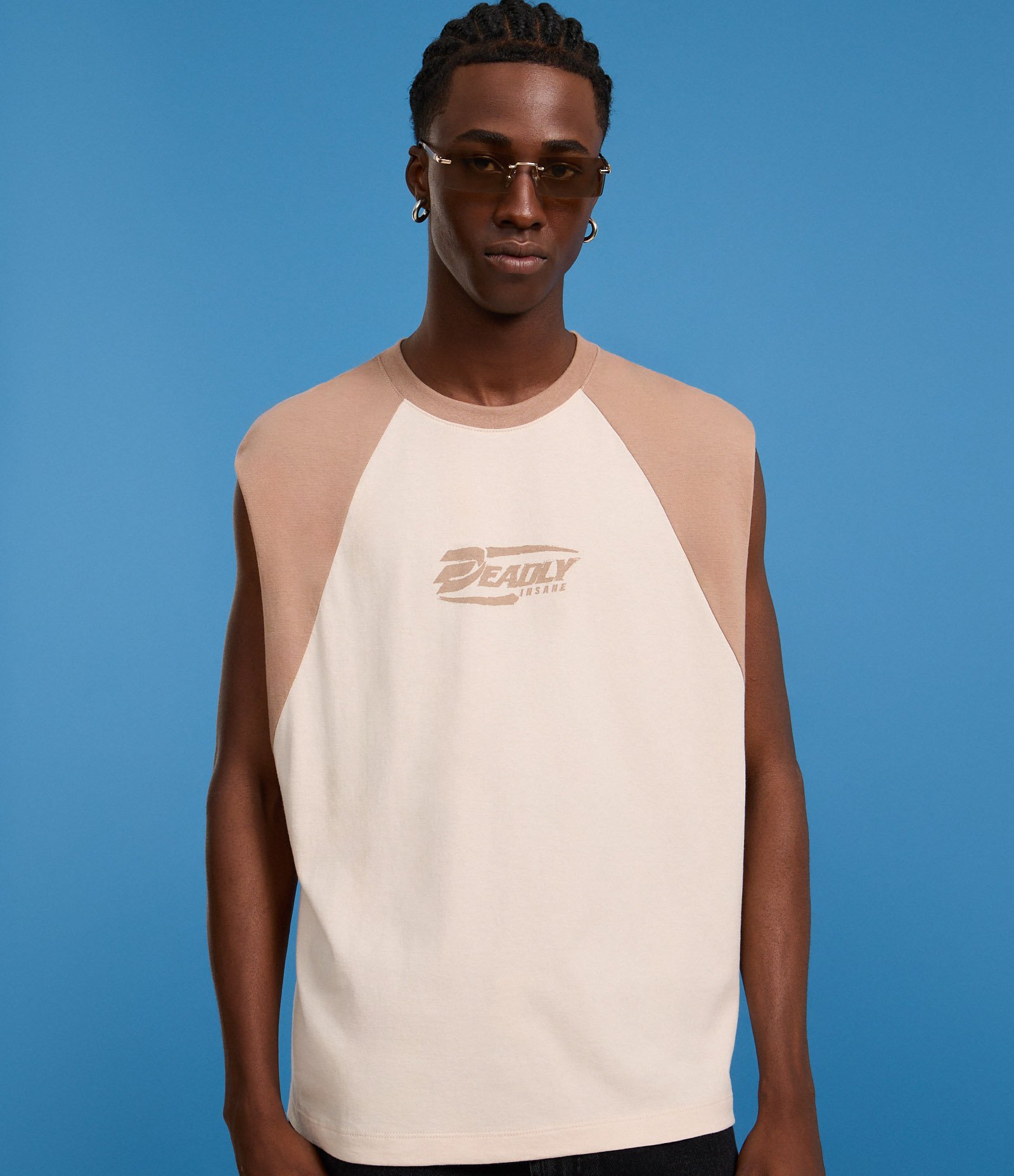 Regata Boxy em Algodão com Cava Raglã e Estampa Deadly Insane Bege 4