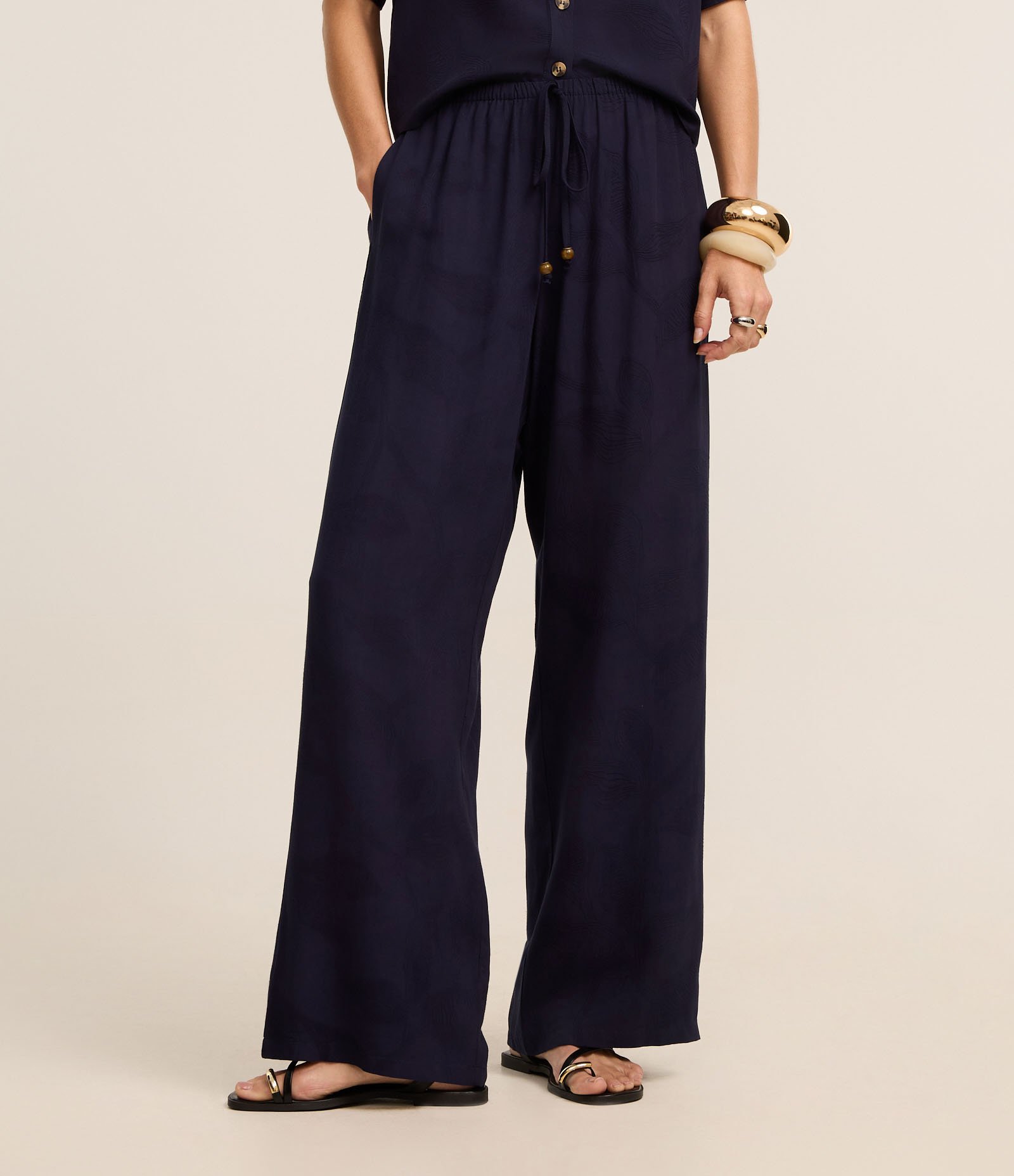 Calça Wide Leg Fluida em Viscose com Textura Floral de Jacquard Azul Marinho 3