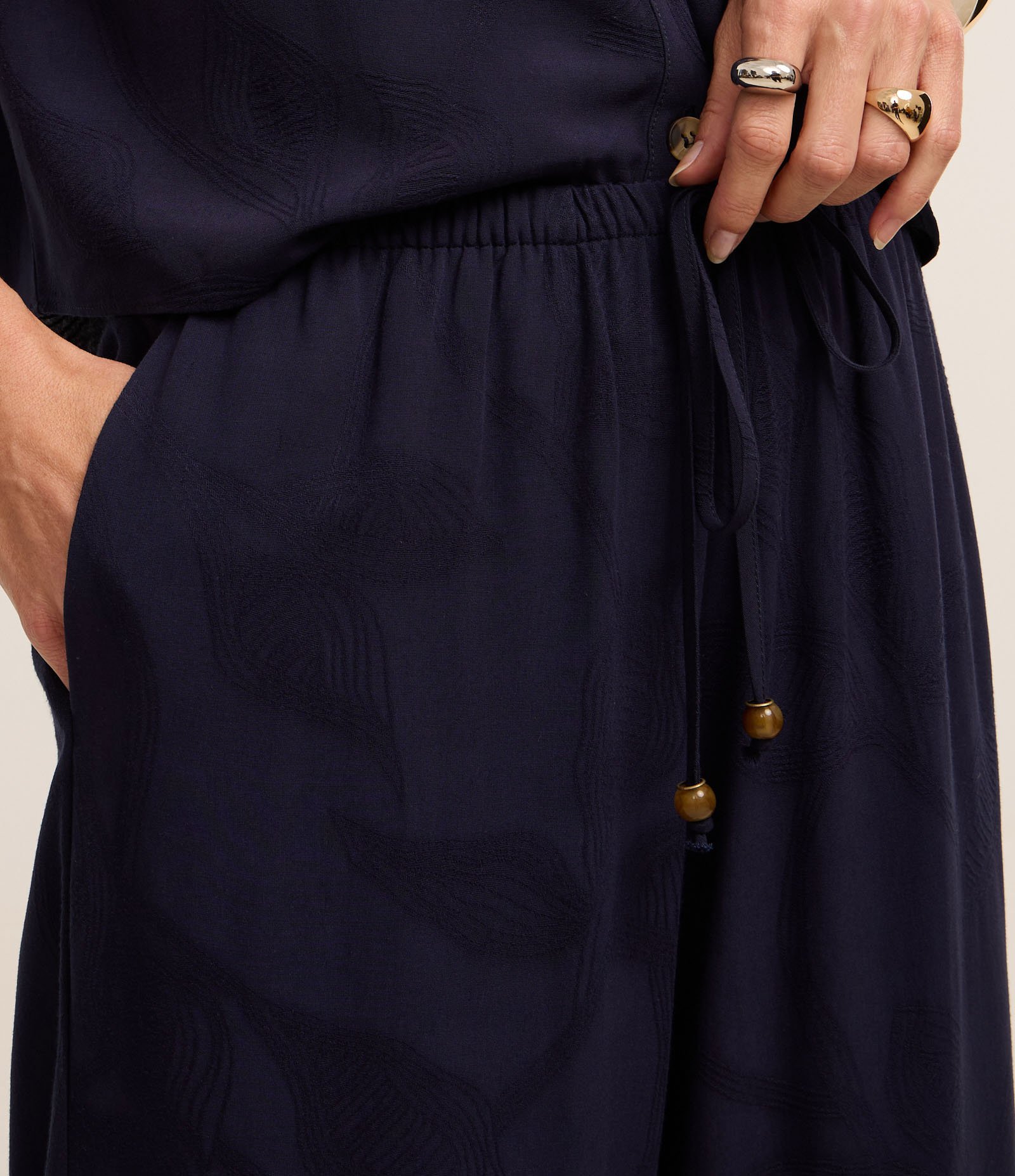 Calça Wide Leg Fluida em Viscose com Textura Floral de Jacquard Azul Marinho 4