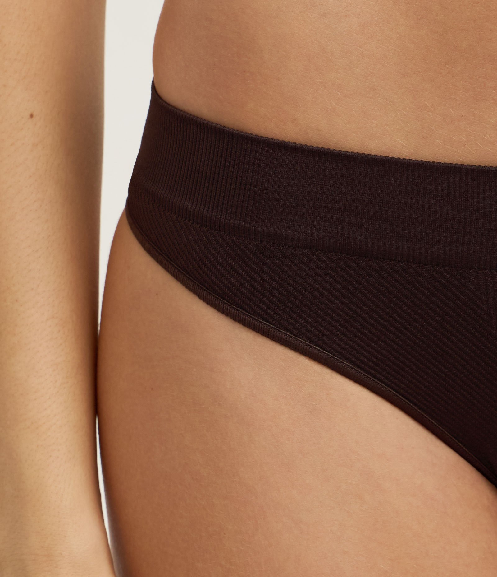 Kit 02 Calcinhas String em Microfibra com Medalha Marrom/Preto 4