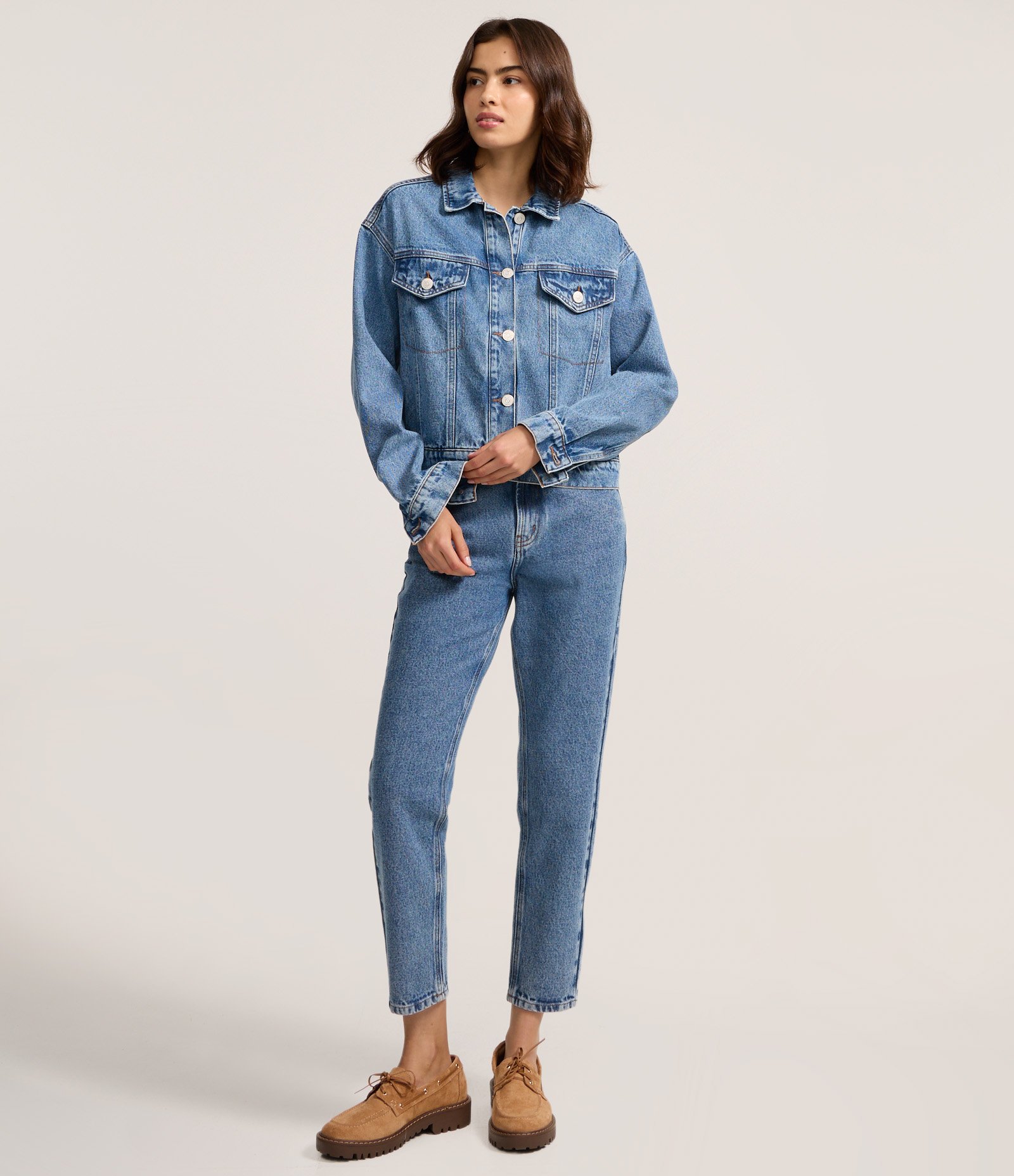 Jaqueta Boxy em Jeans com Bolsos e Recortes Médio 2