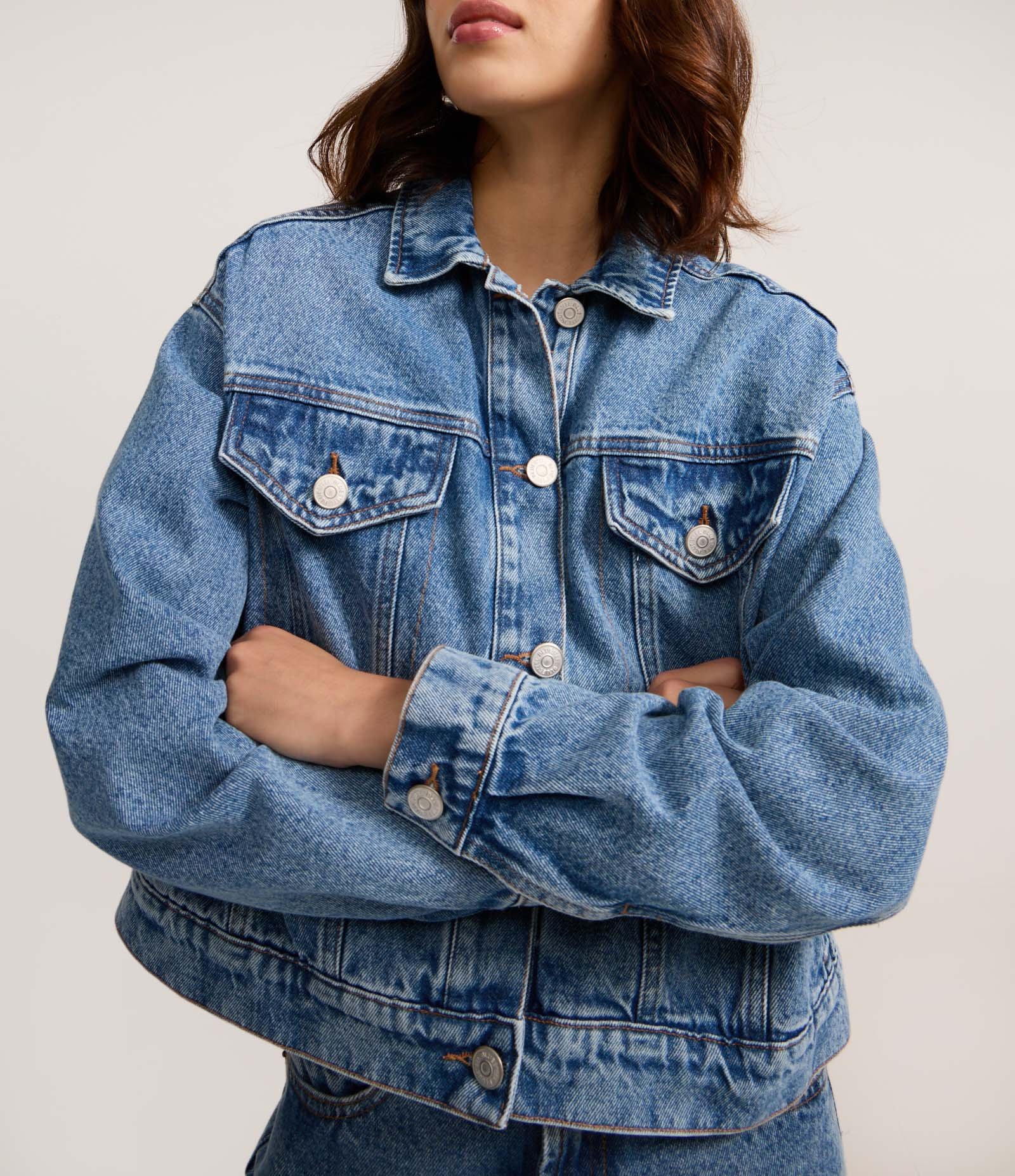 Jaqueta Boxy em Jeans com Bolsos e Recortes Médio 4