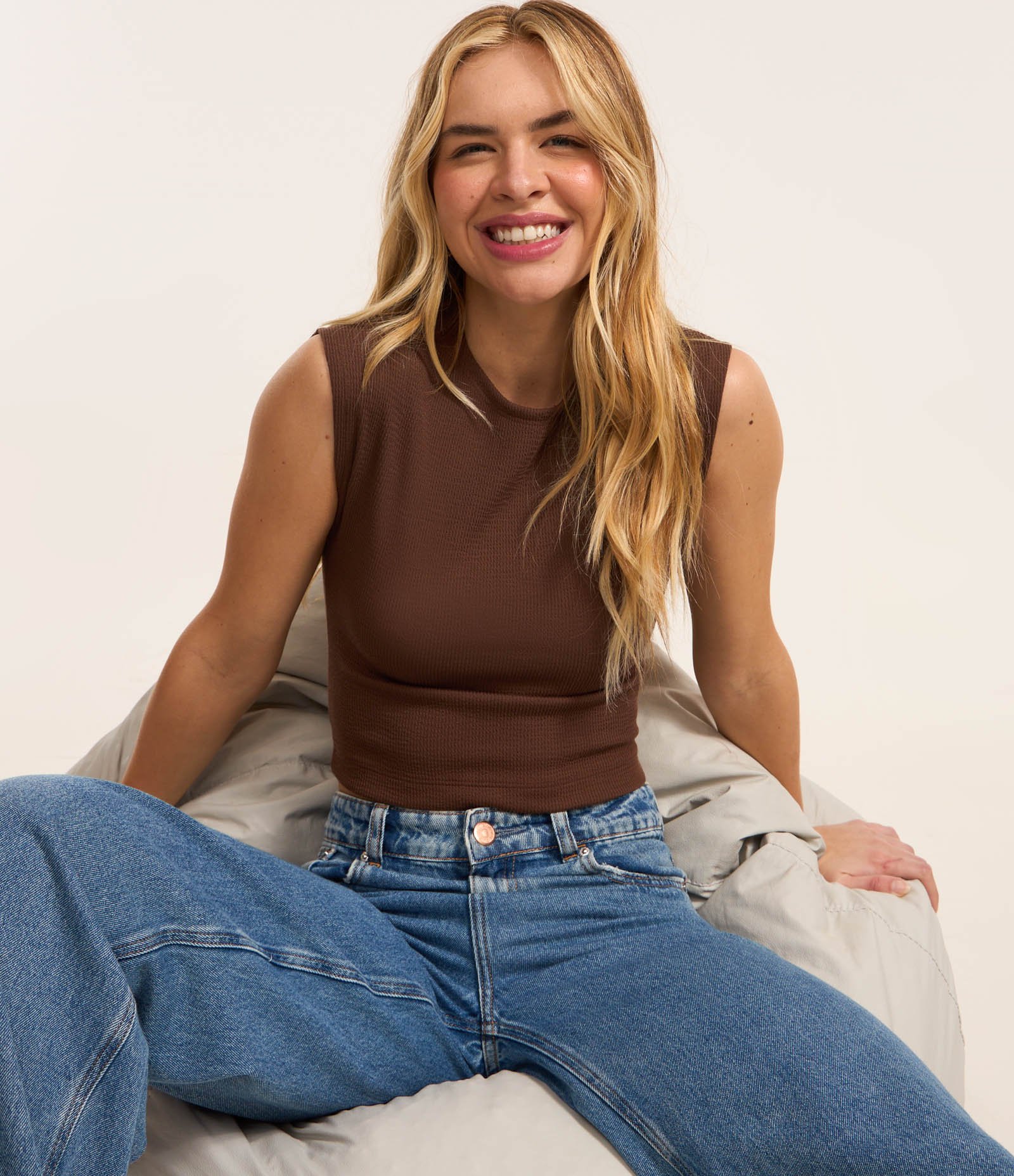 Blusa com Gola Redonda Sem Cava e Textura Marrom 1