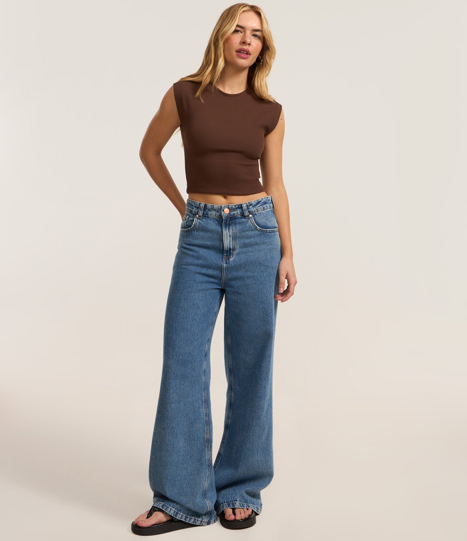 Blusa com Gola Redonda Sem Cava e Textura Marrom 2