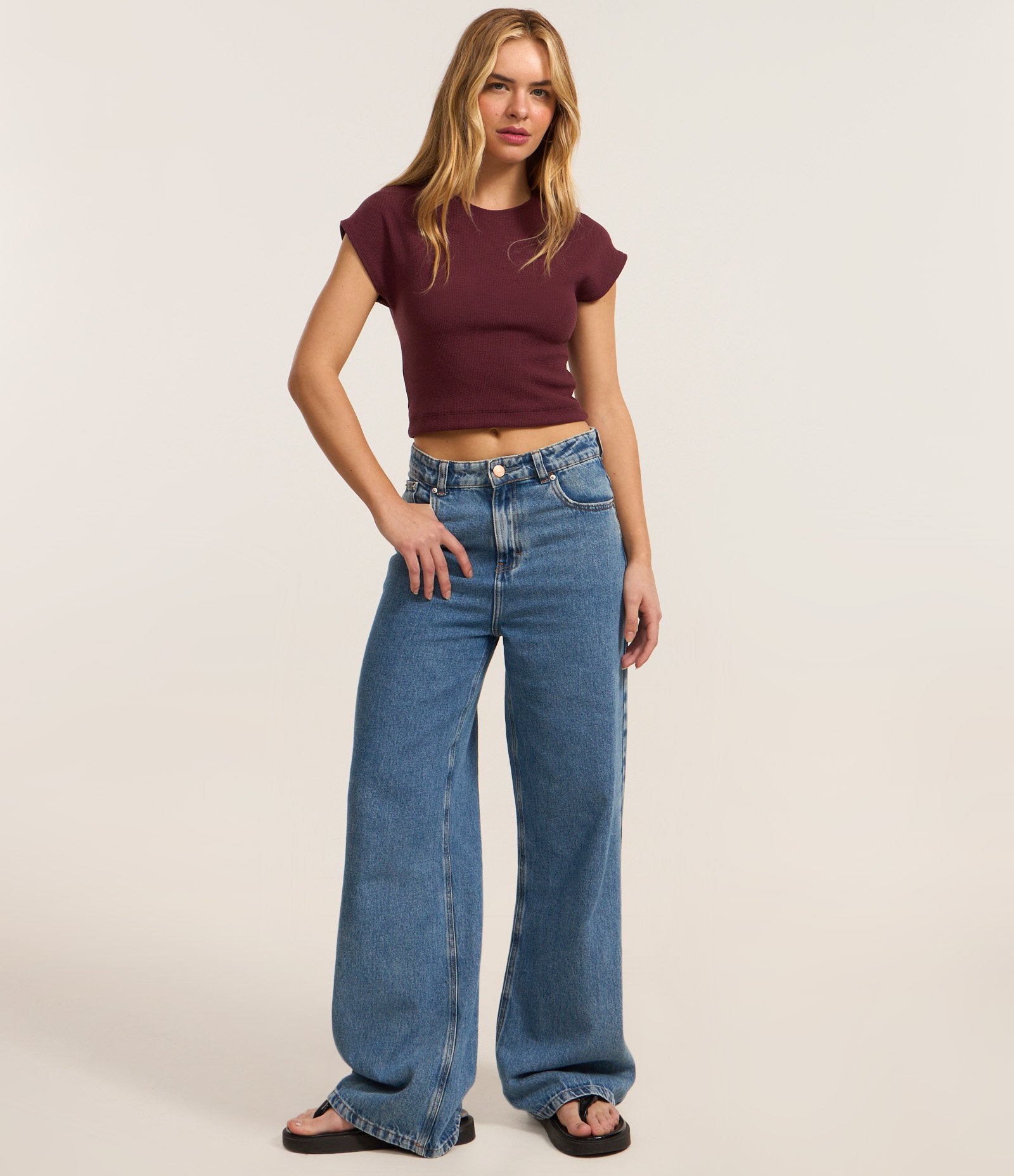 Blusa com Gola Redonda Sem Cava e Textura Bordô 2