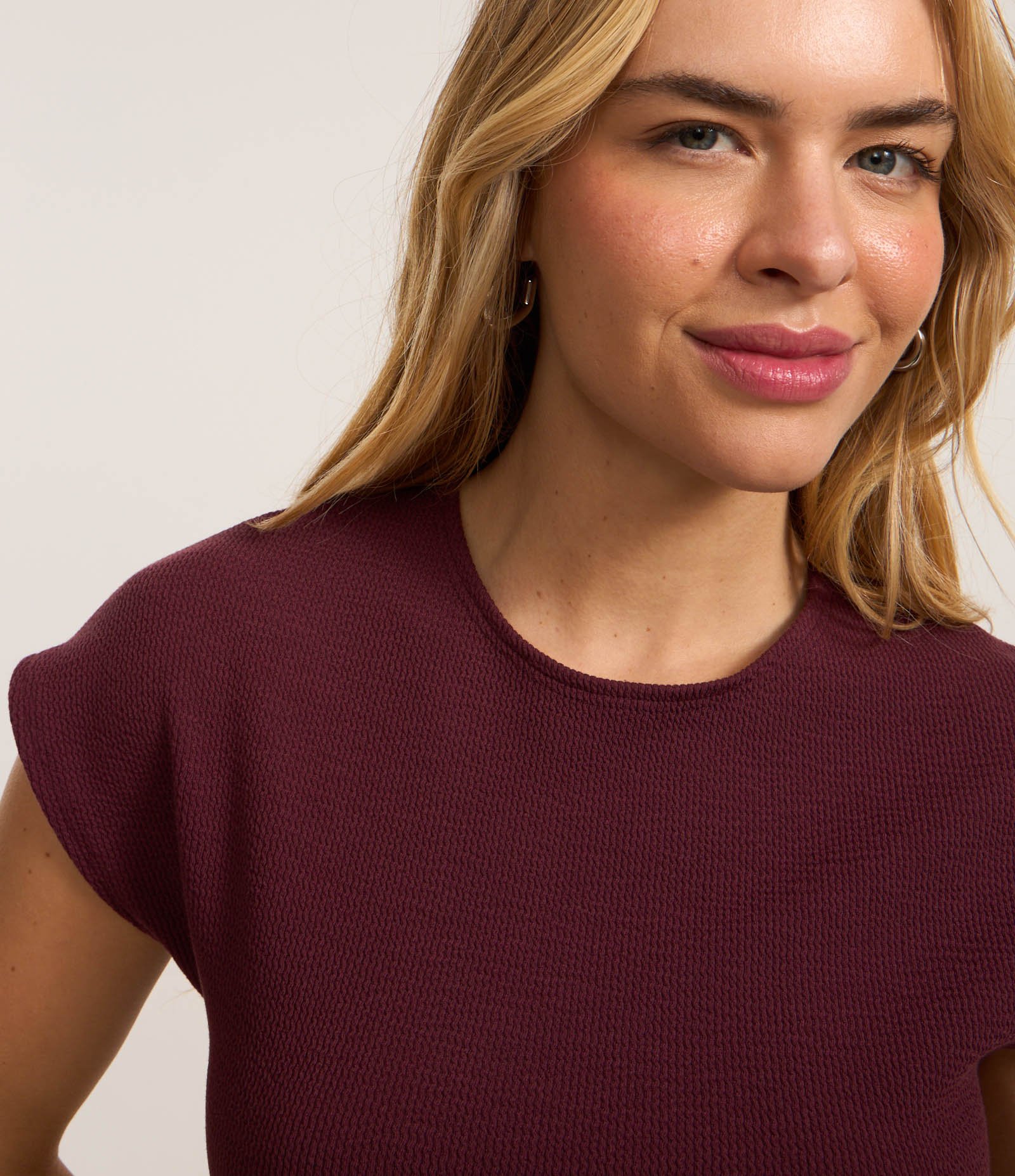 Blusa com Gola Redonda Sem Cava e Textura Bordô 3