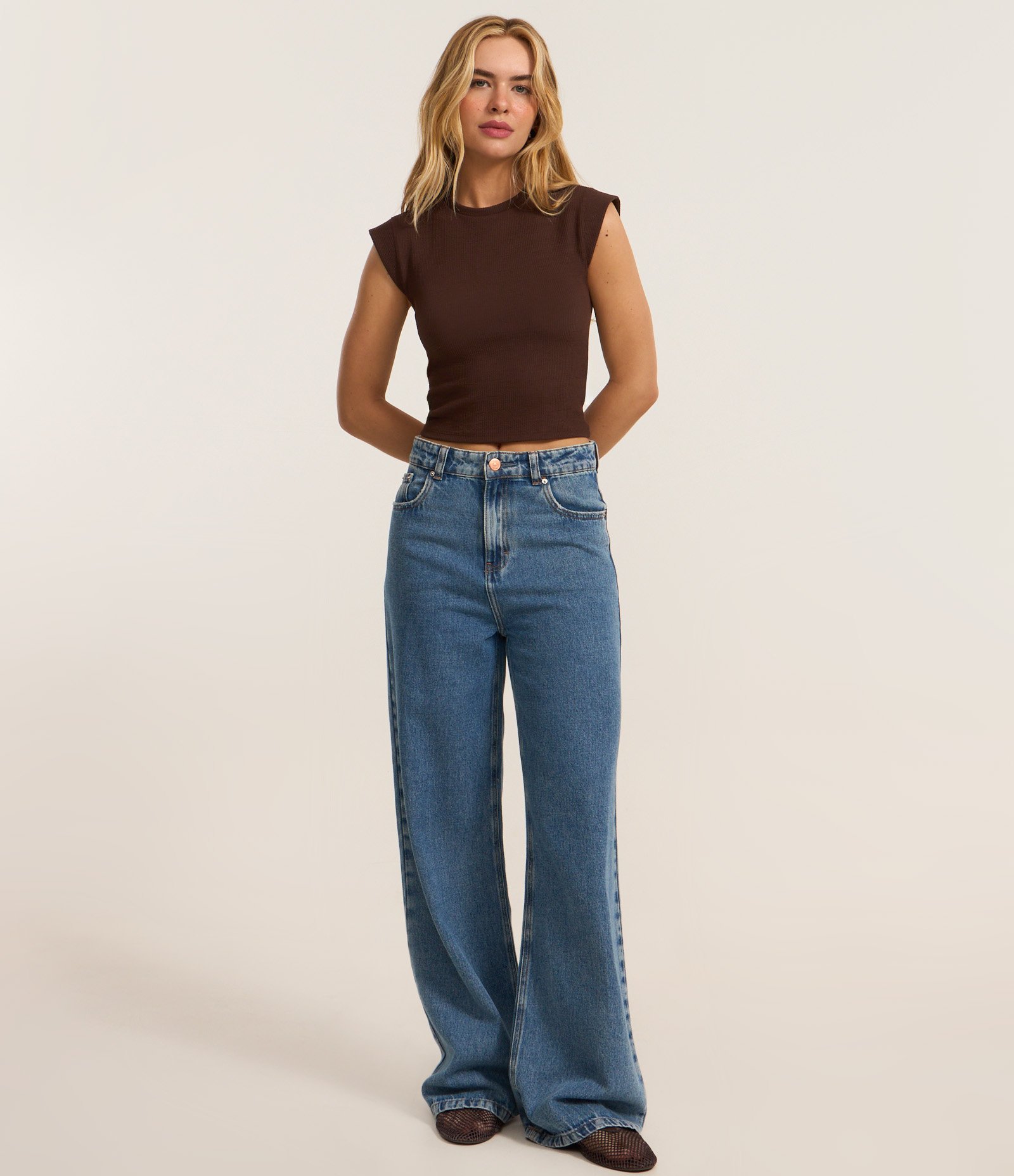 Blusa Canelada com Cava Diferenciada Marrom 2