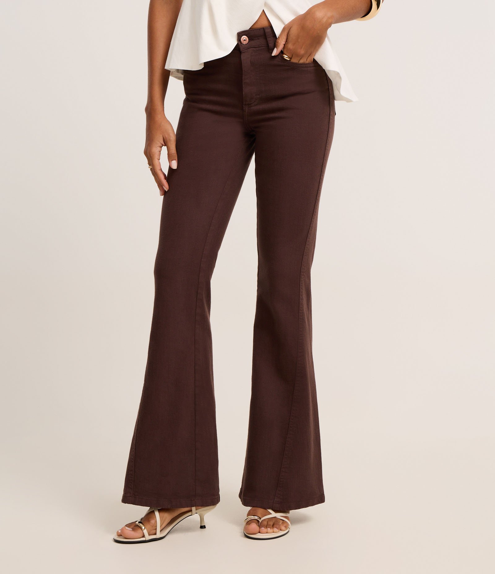 Calça Flare Cintura Alta em Sarja com Costura Lateral Transpassada Marrom 3