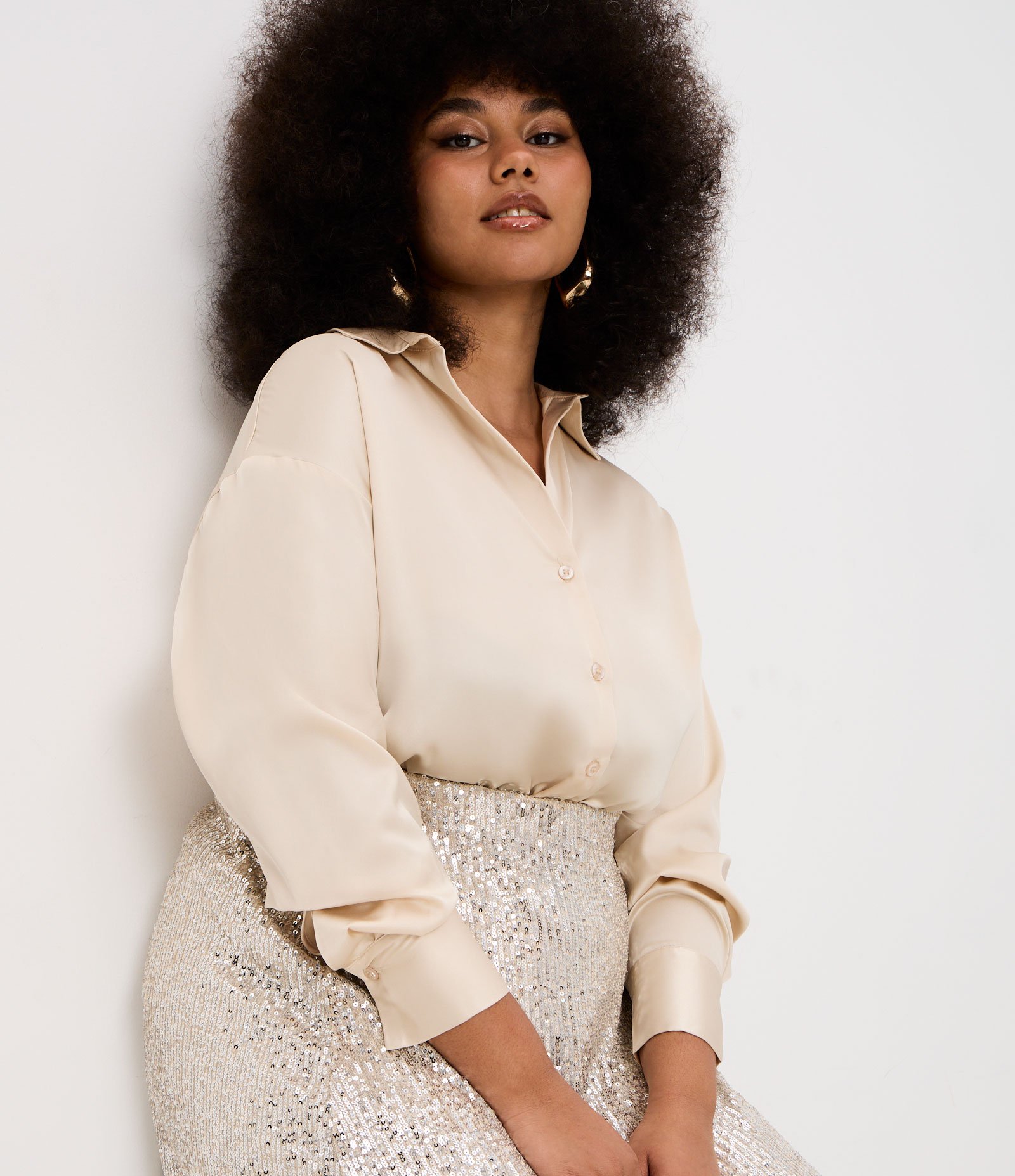 Camisa em Cetim Curve & Plus Size Bege 4