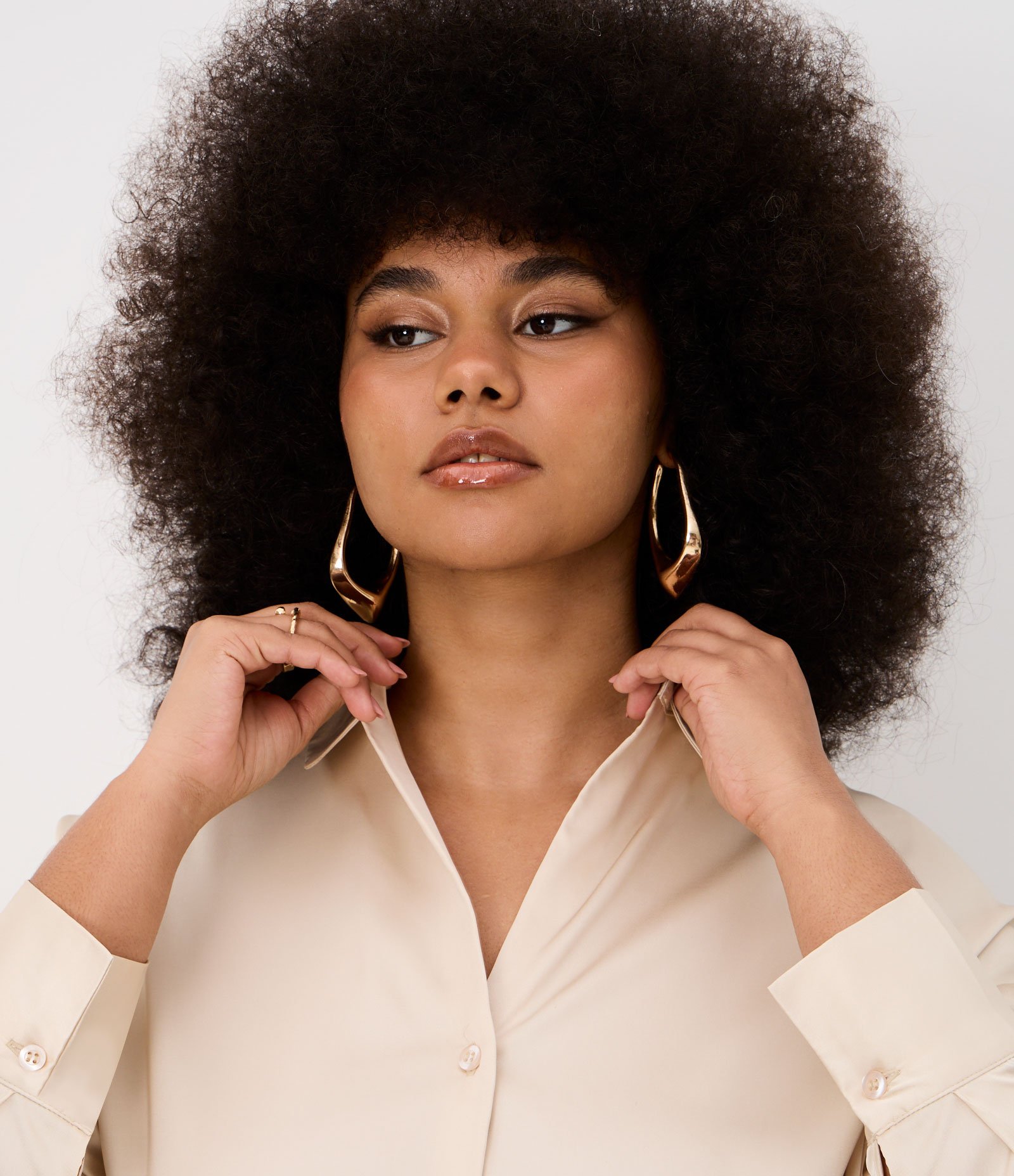 Camisa em Cetim Curve & Plus Size Bege 5