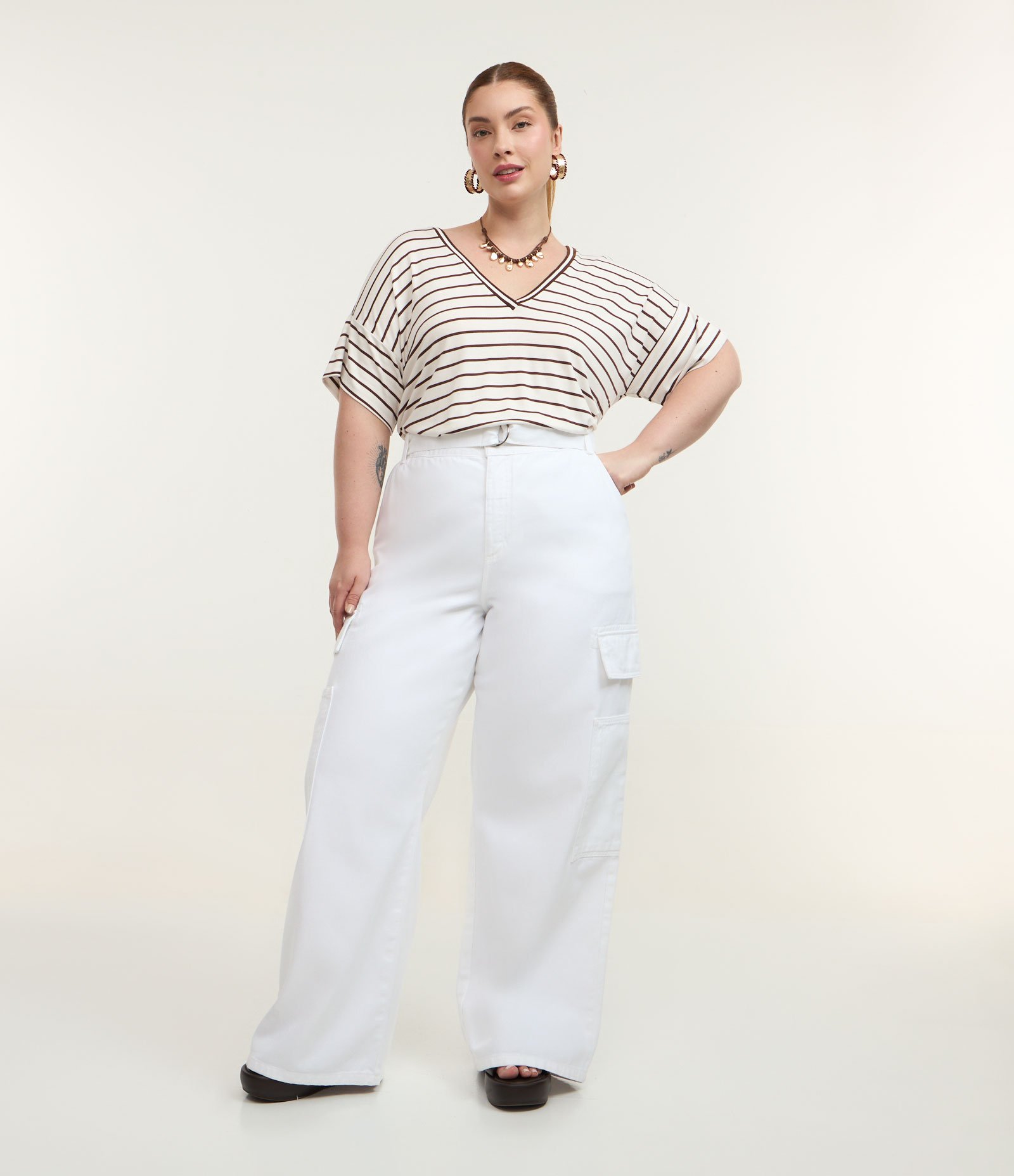 Blusa Alongada em Viscolycra Listrada Curve & Plus Size Branco/Marrom 2