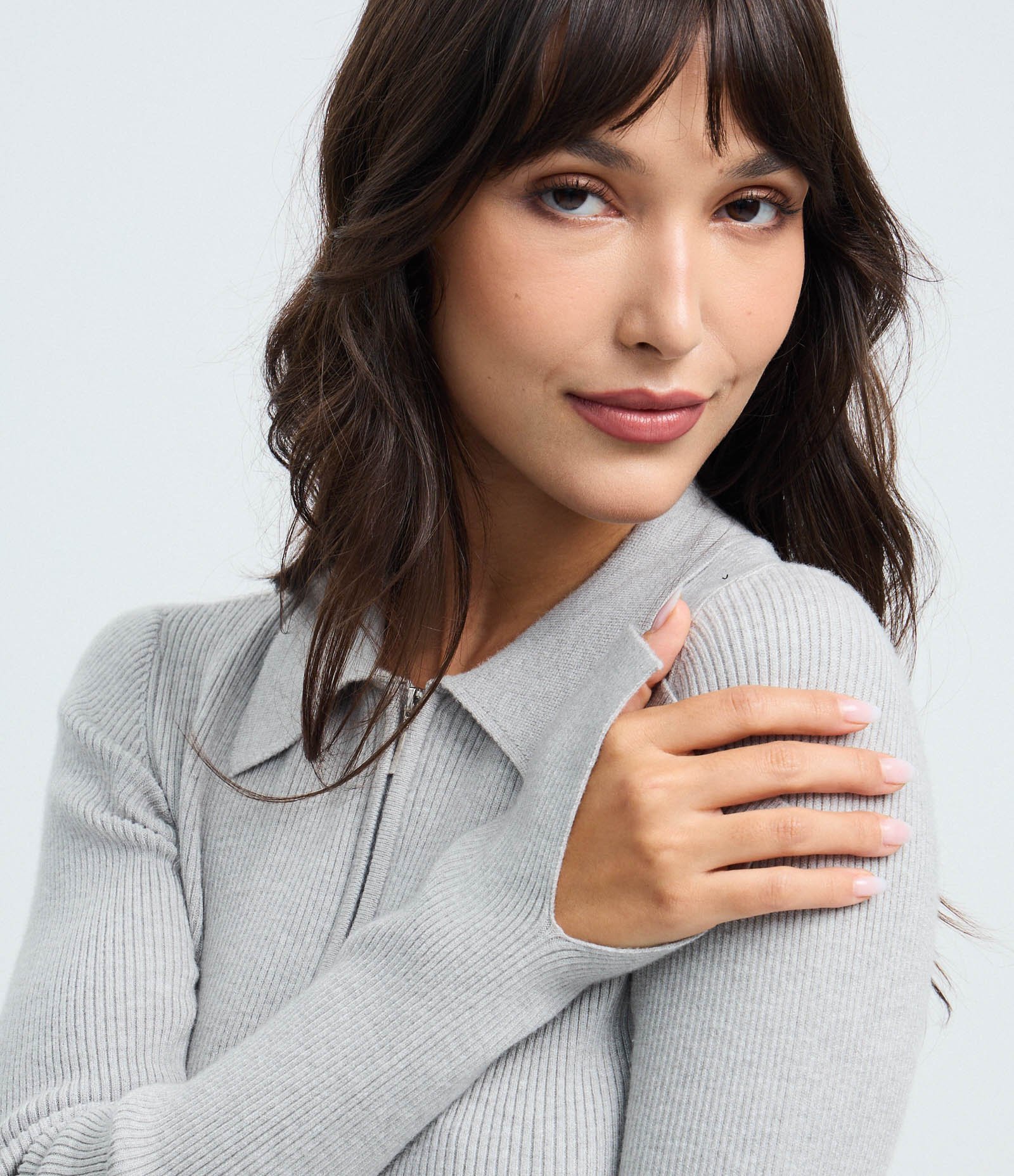 Blusa em Viscose em EfeitoTricô com Gola Polo e Zíper Cinza 3