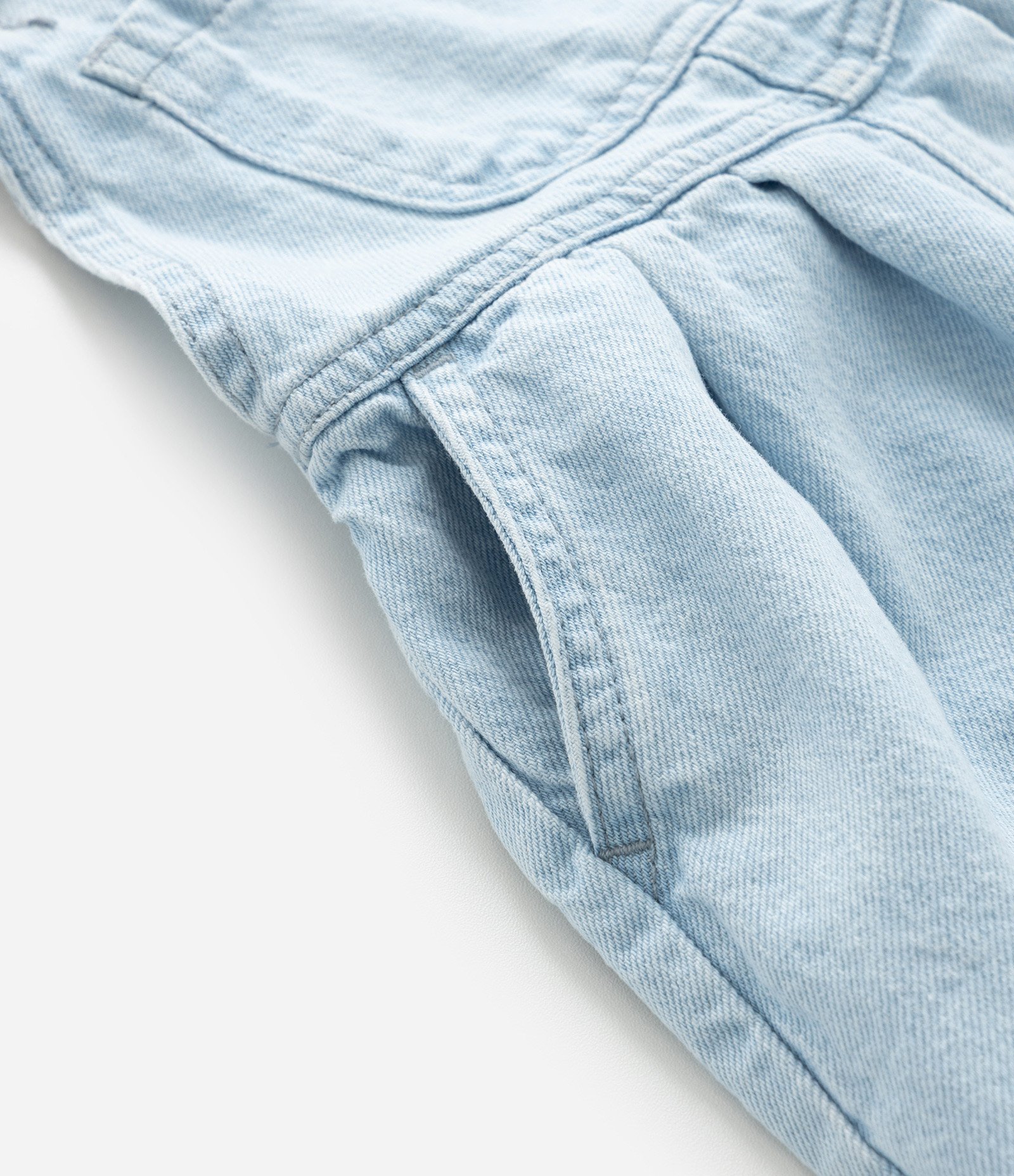 Salopete Infantil Jeans com Bolsinho Frontal e Pregas – Tam 1 a 6 Anos Azul Claro 4