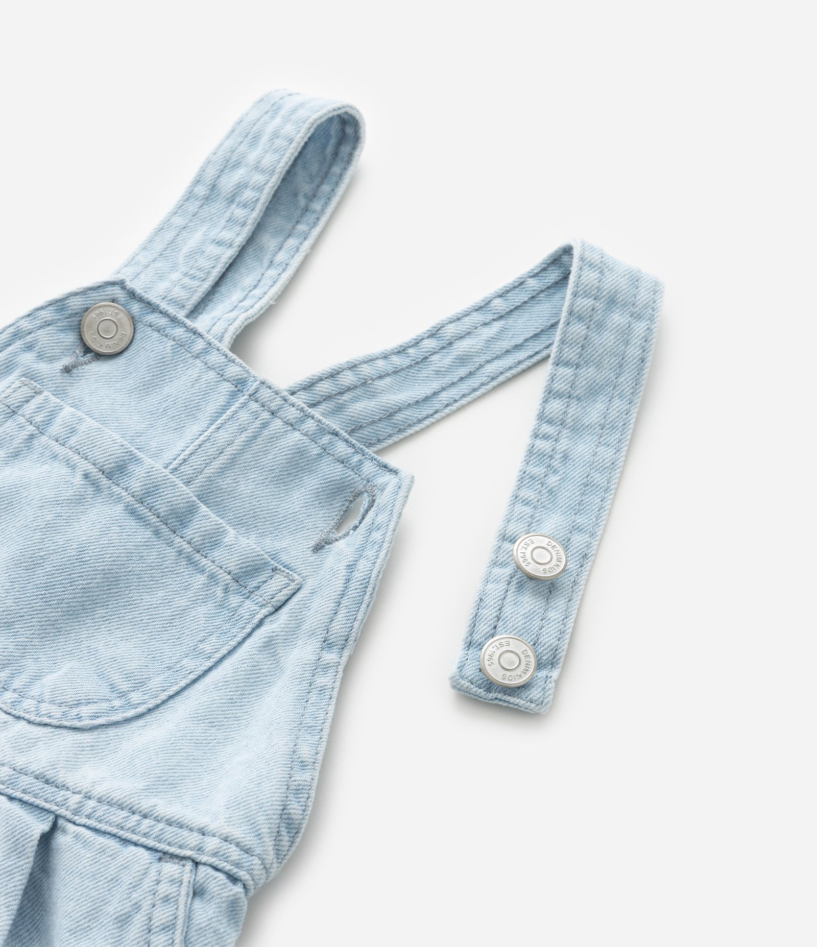 Salopete Infantil Jeans com Bolsinho Frontal e Pregas – Tam 1 a 6 Anos Azul Claro 5