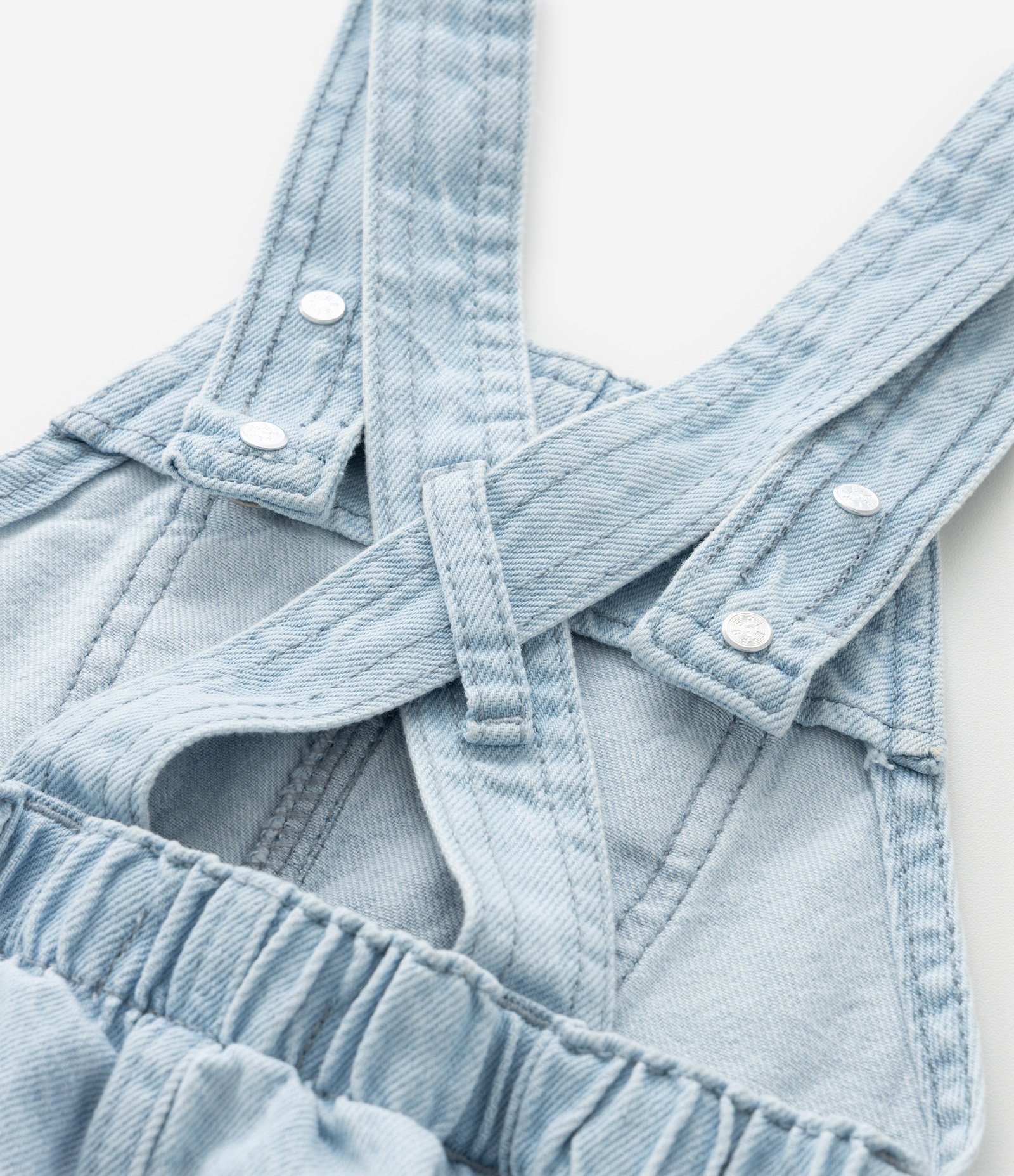 Salopete Infantil Jeans com Bolsinho Frontal e Pregas – Tam 1 a 6 Anos Azul Claro 6
