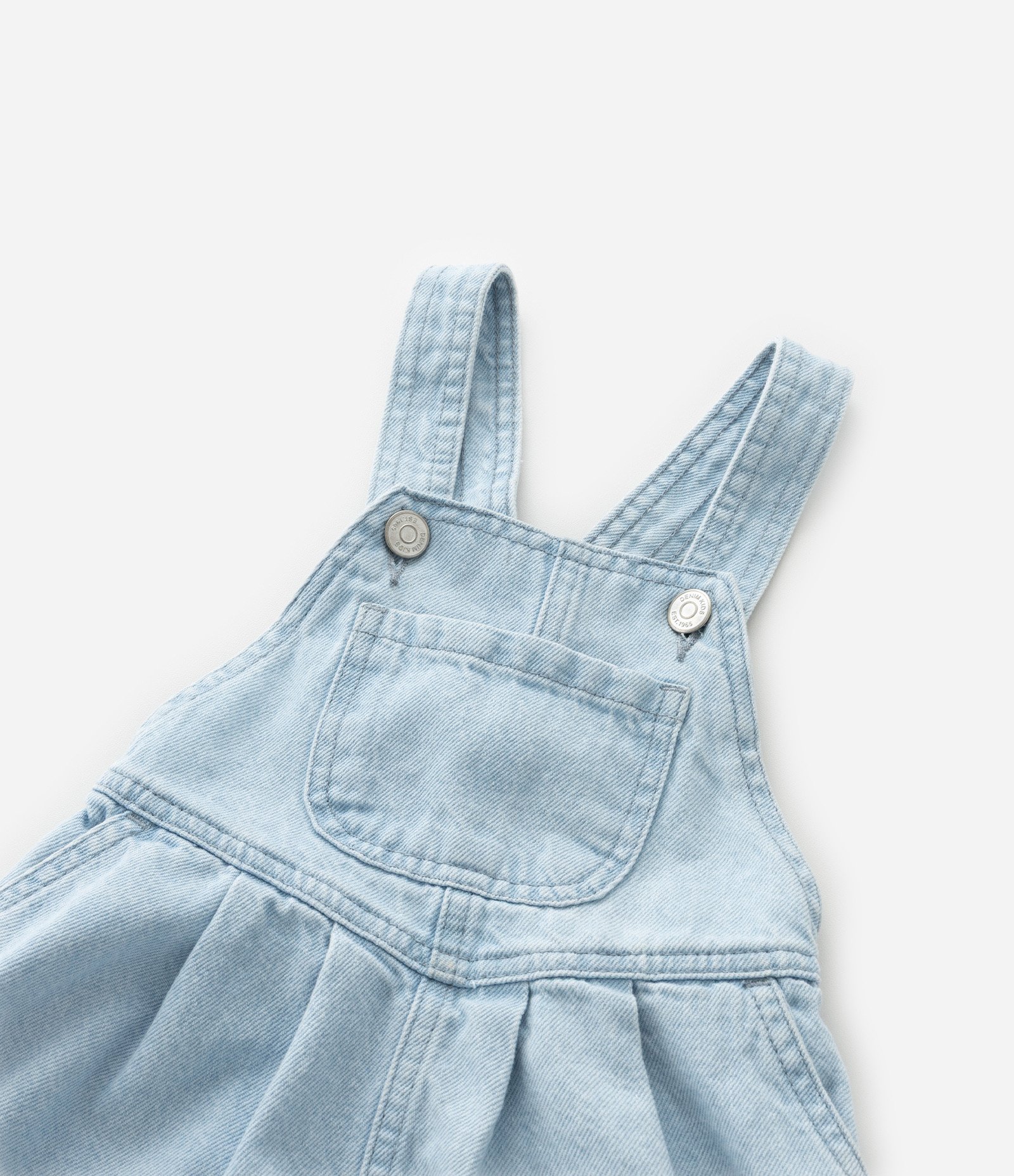 Salopete Infantil Jeans com Bolsinho Frontal e Pregas – Tam 1 a 6 Anos Azul Claro 7