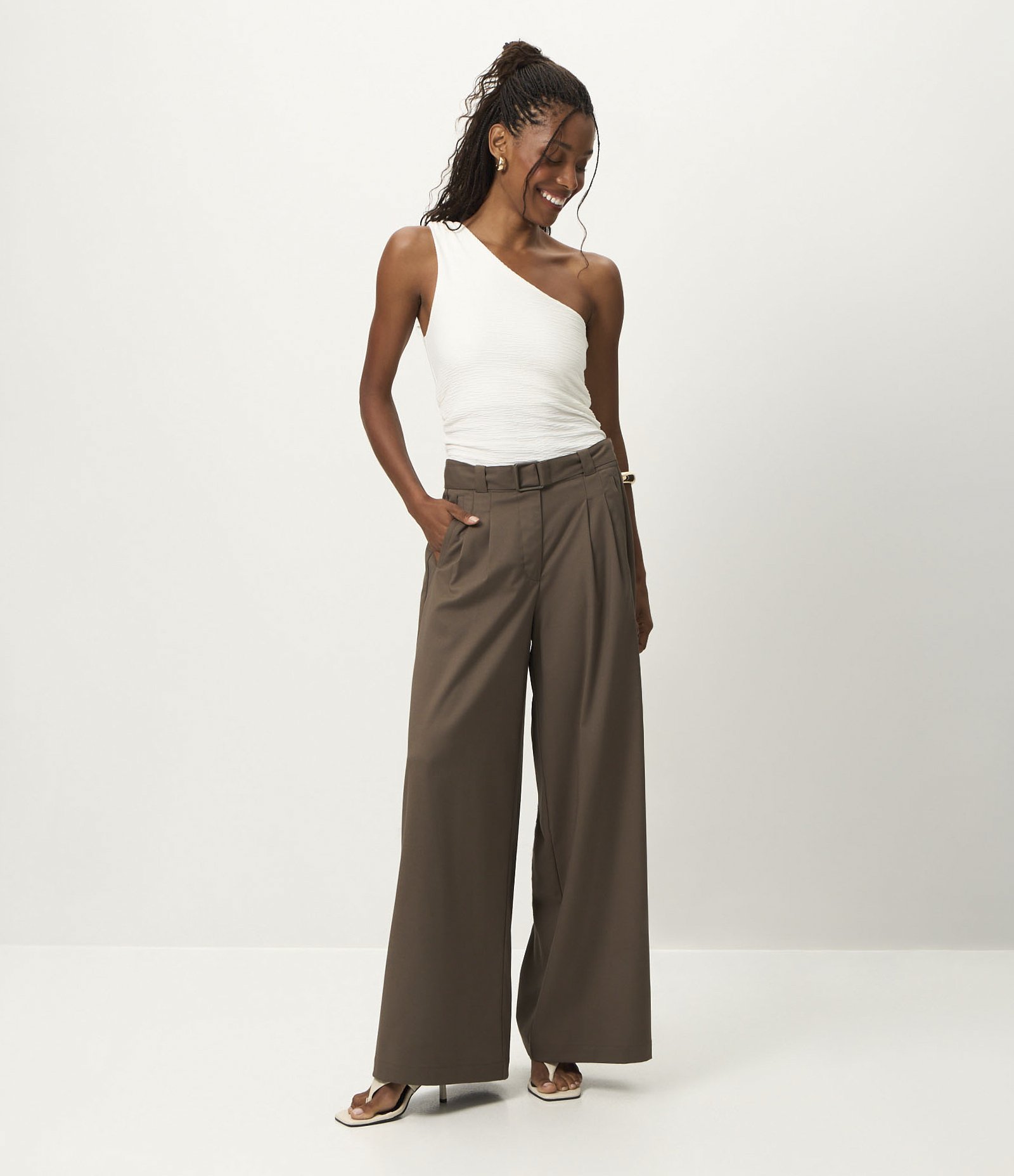 Calça Wide Leg em Alfaiataria com Pregas Frontais e Cinto Marrom 1