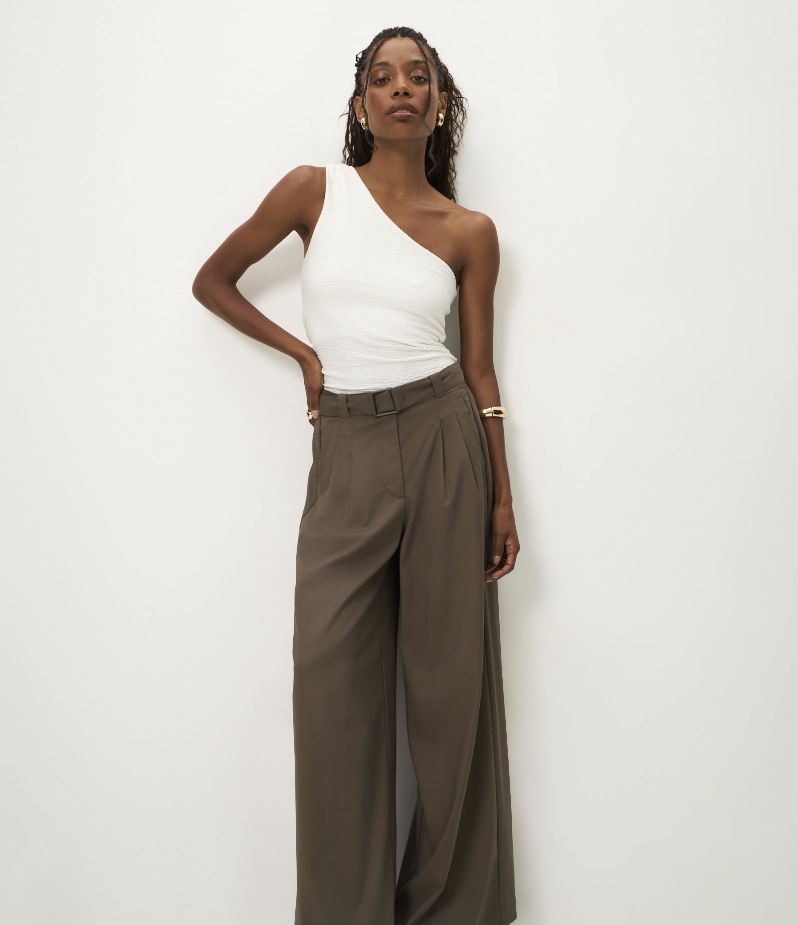 Calça Wide Leg em Alfaiataria com Pregas Frontais e Cinto Marrom 2