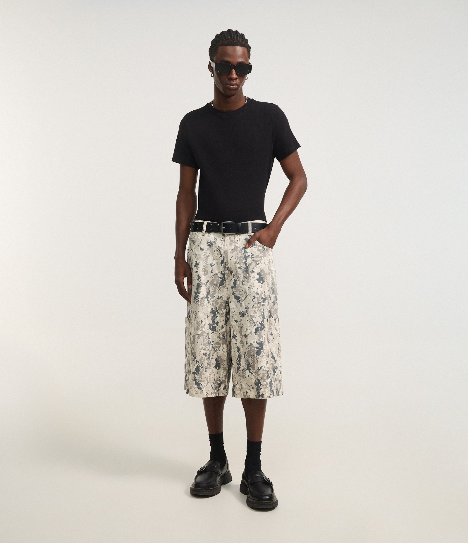 Bermuda Super Baggy Camuflado Pixel com Bolsos Laterais Cinza 1