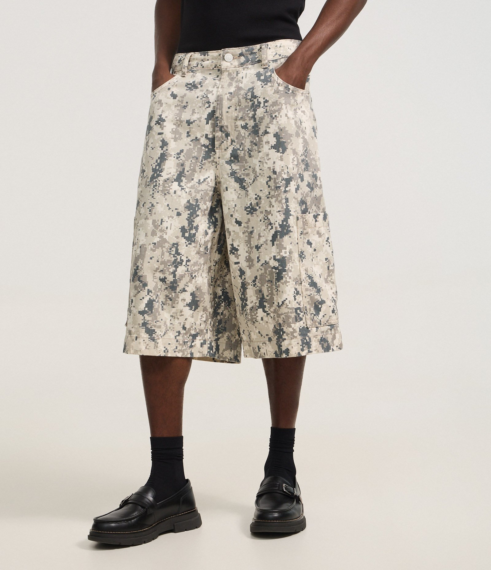 Bermuda Super Baggy Camuflado Pixel com Bolsos Laterais Cinza 2