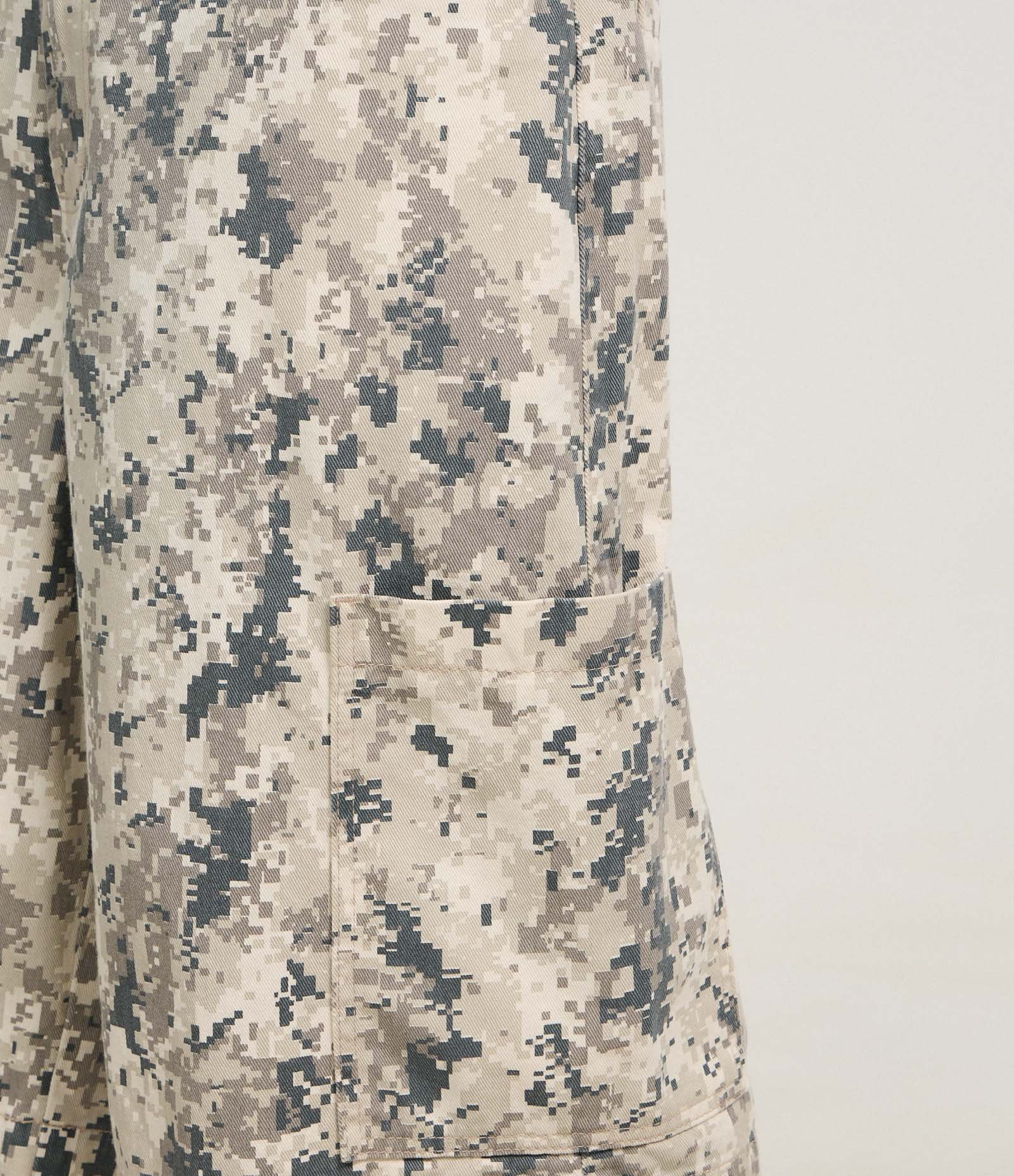 Bermuda Super Baggy Camuflado Pixel com Bolsos Laterais Cinza 3