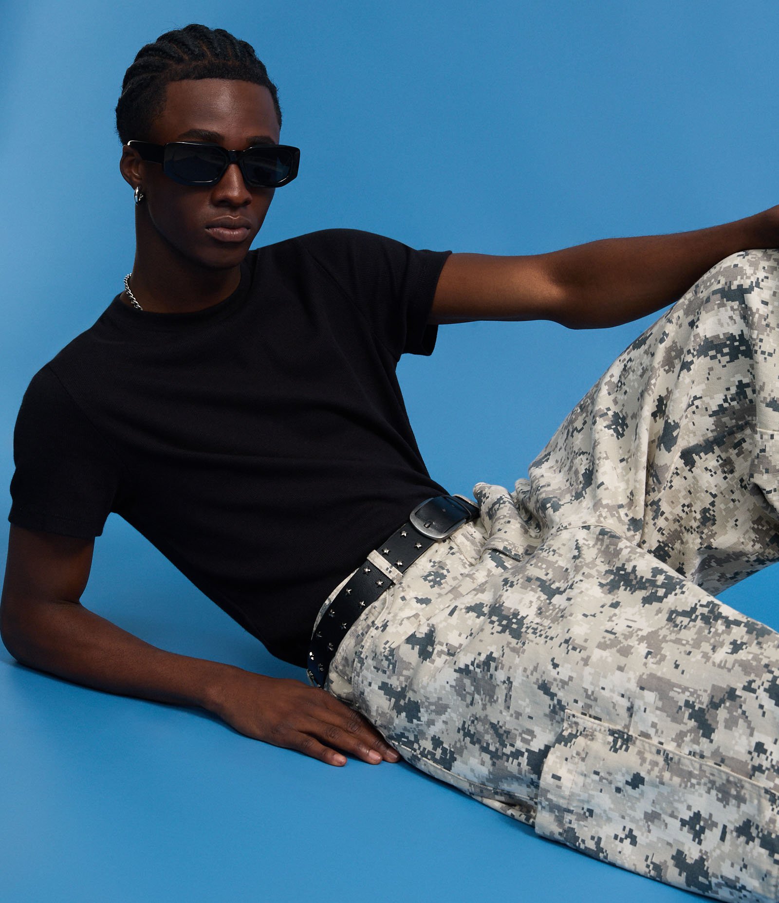 Bermuda Super Baggy Camuflado Pixel com Bolsos Laterais Cinza 4