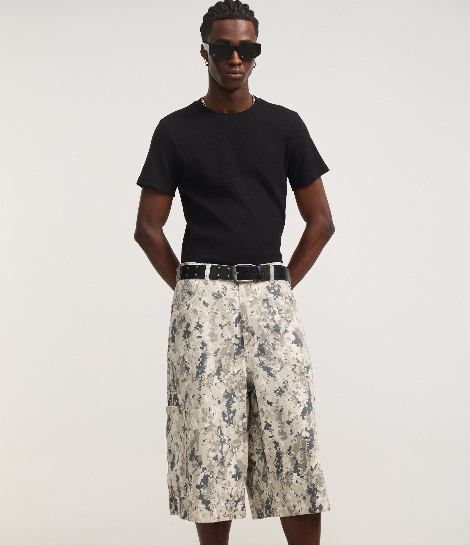 Bermuda Super Baggy Camuflado Pixel com Bolsos Laterais Cinza 5