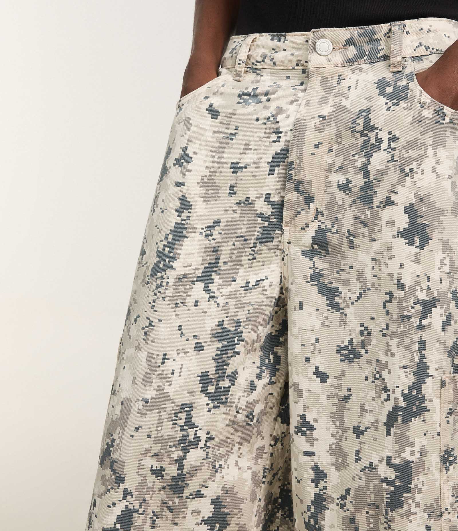 Bermuda Super Baggy Camuflado Pixel com Bolsos Laterais Cinza 6