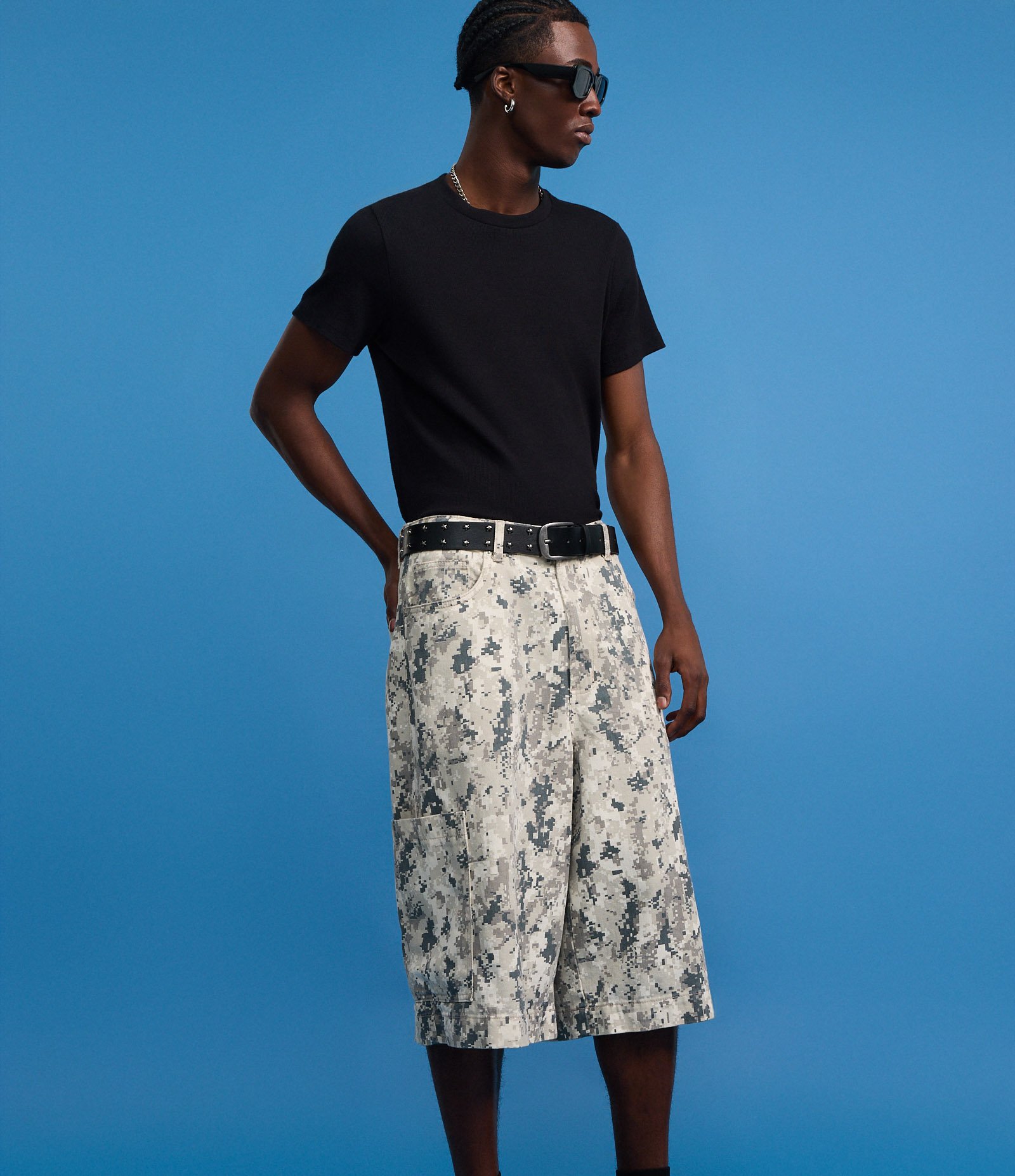 Bermuda Super Baggy Camuflado Pixel com Bolsos Laterais Cinza 7