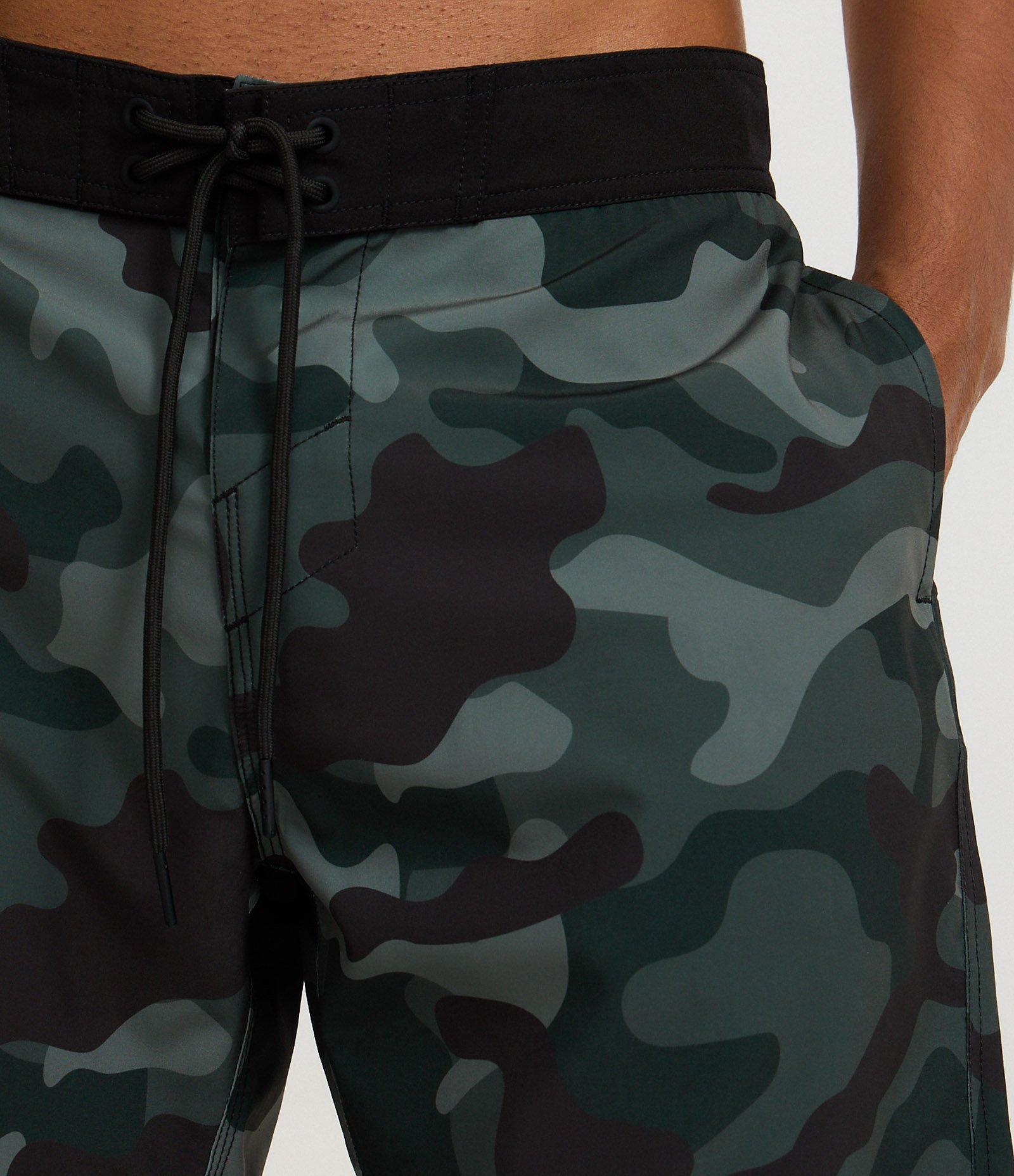 Bermuda em Microfibra com Estampa Camuflada Preto 3