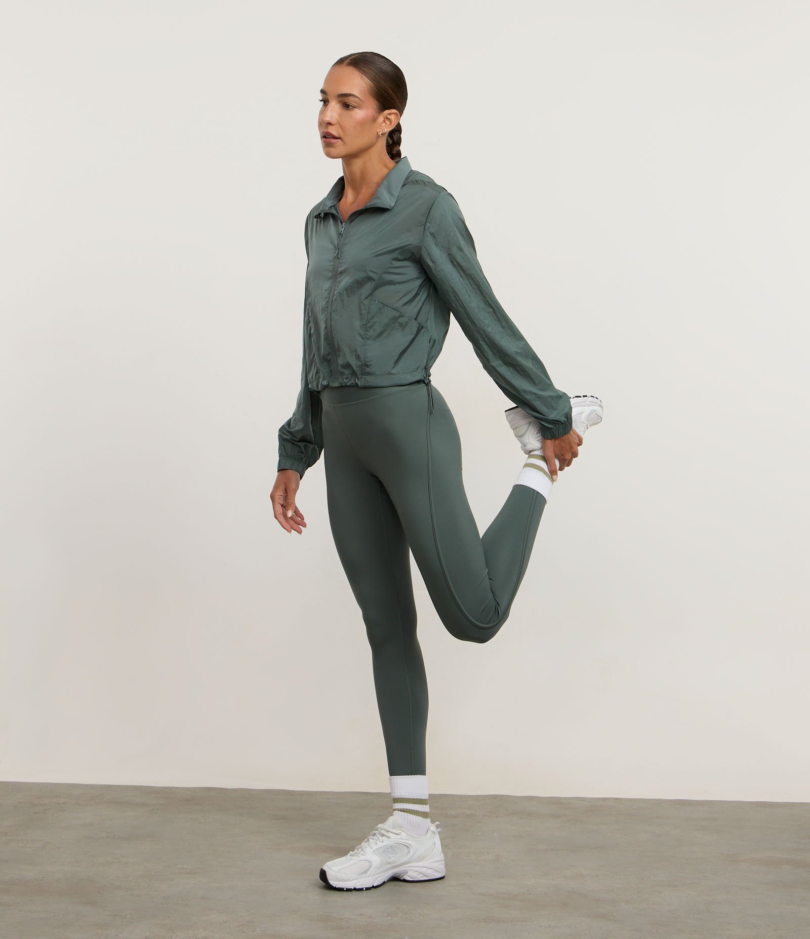 Jaqueta Corta Vento Cropped Esportiva com Saquinho Verde Acinzentado 2