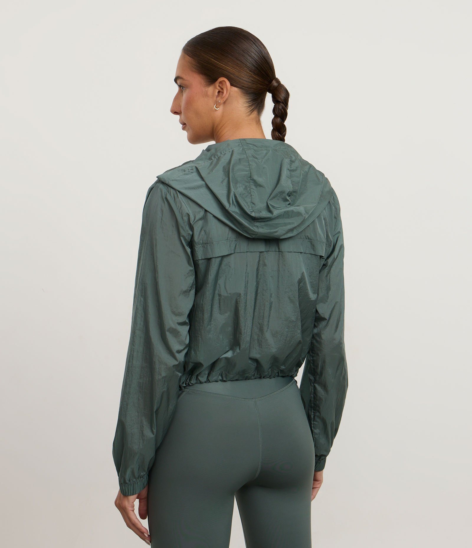 Jaqueta Corta Vento Cropped Esportiva com Saquinho Verde Acinzentado 4