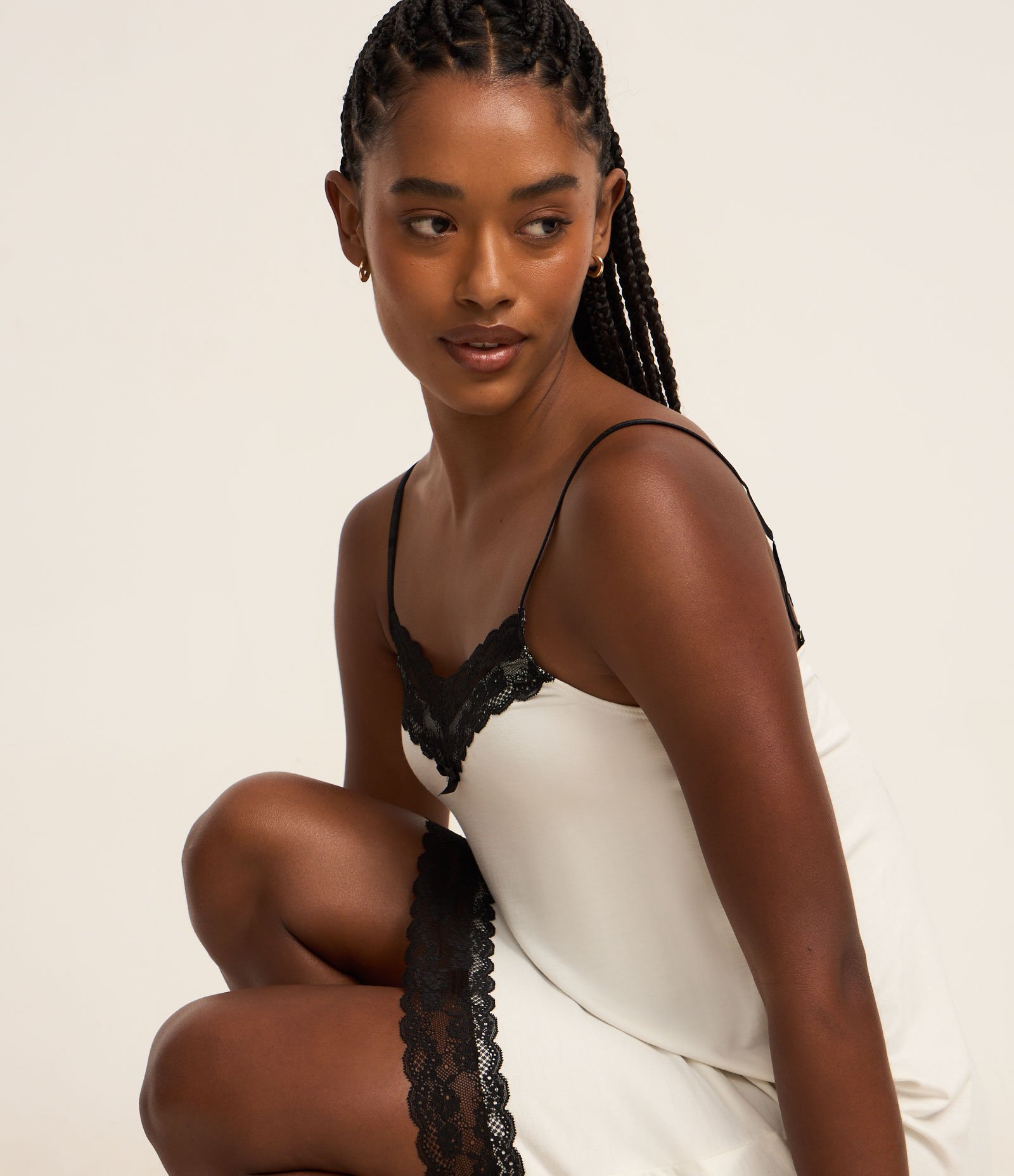 Camisola Curta em Viscolycra com Alcinhas e Renda Contrastante Branco 2