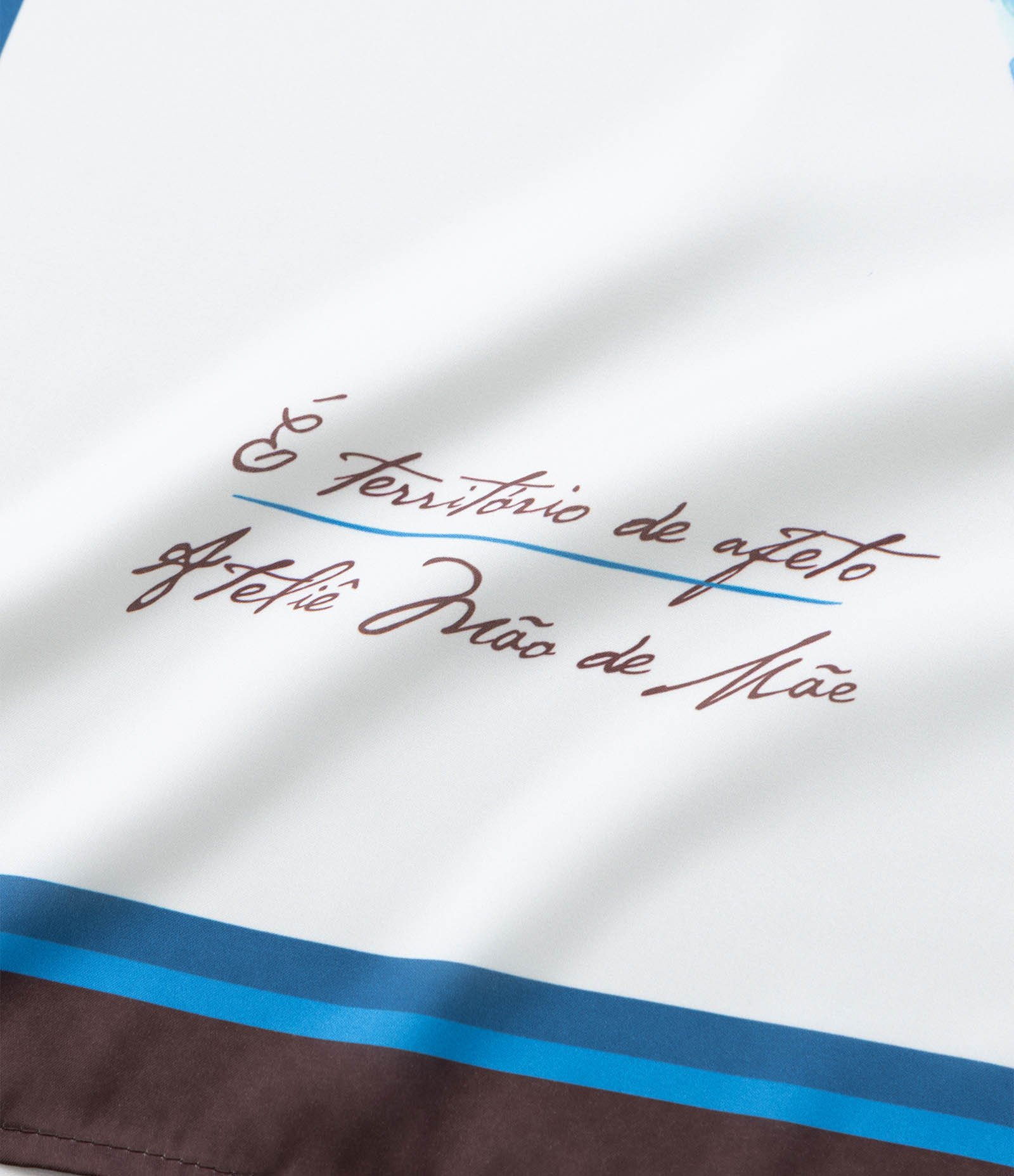 Lenço Retangular em Cetim com Estampa Búzios Branco 3