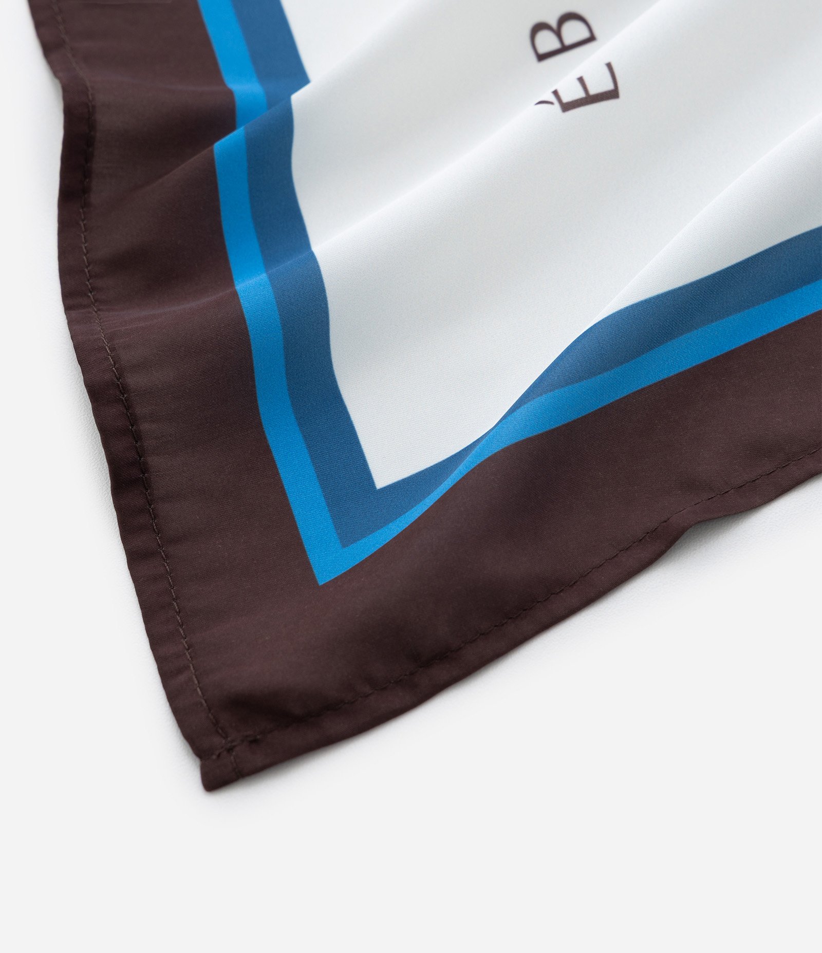 Lenço Retangular em Cetim com Estampa Búzios Branco 4