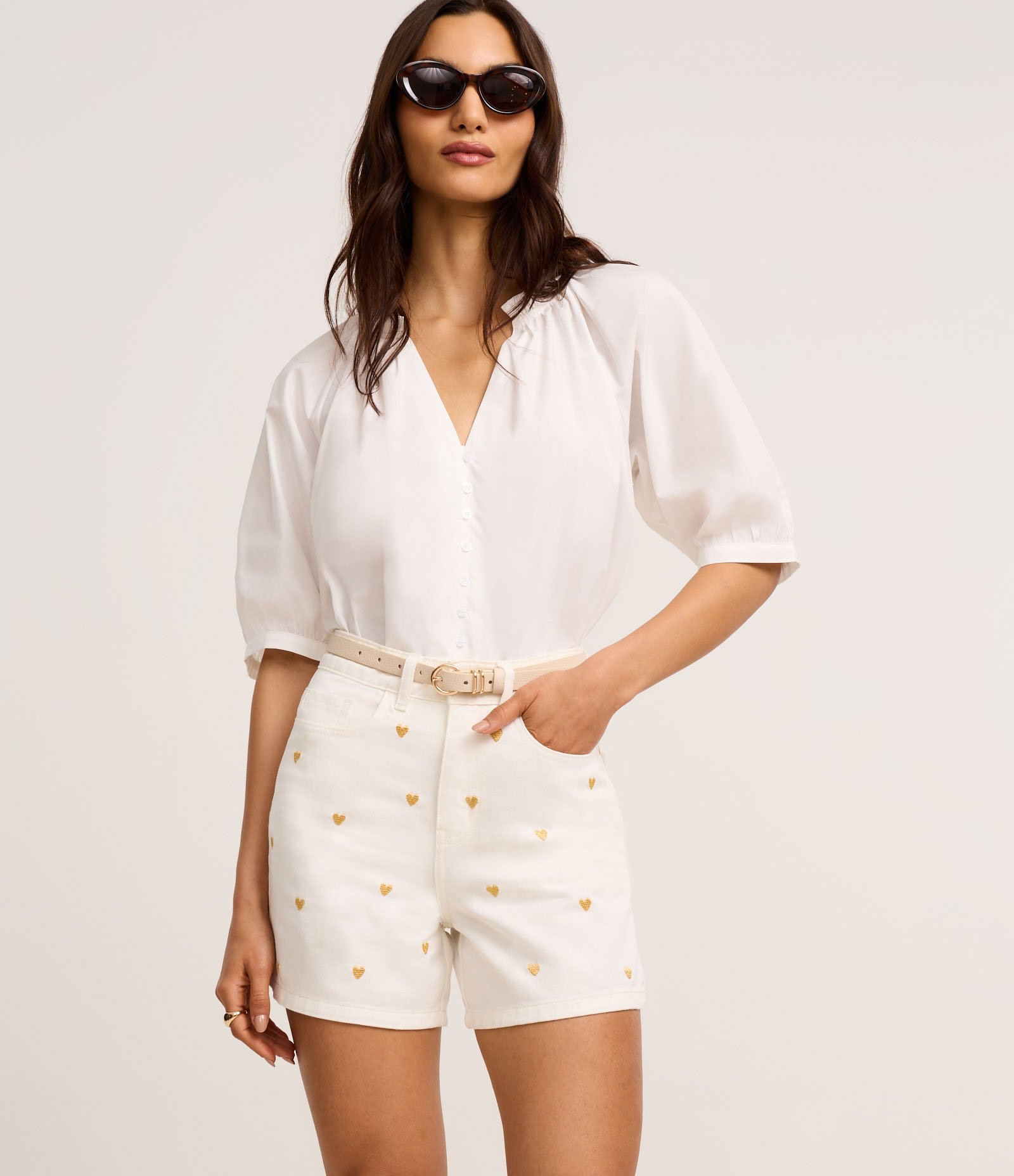 Short Mom Cintura Alta em Jeans com Bordado Corações Off White 2
