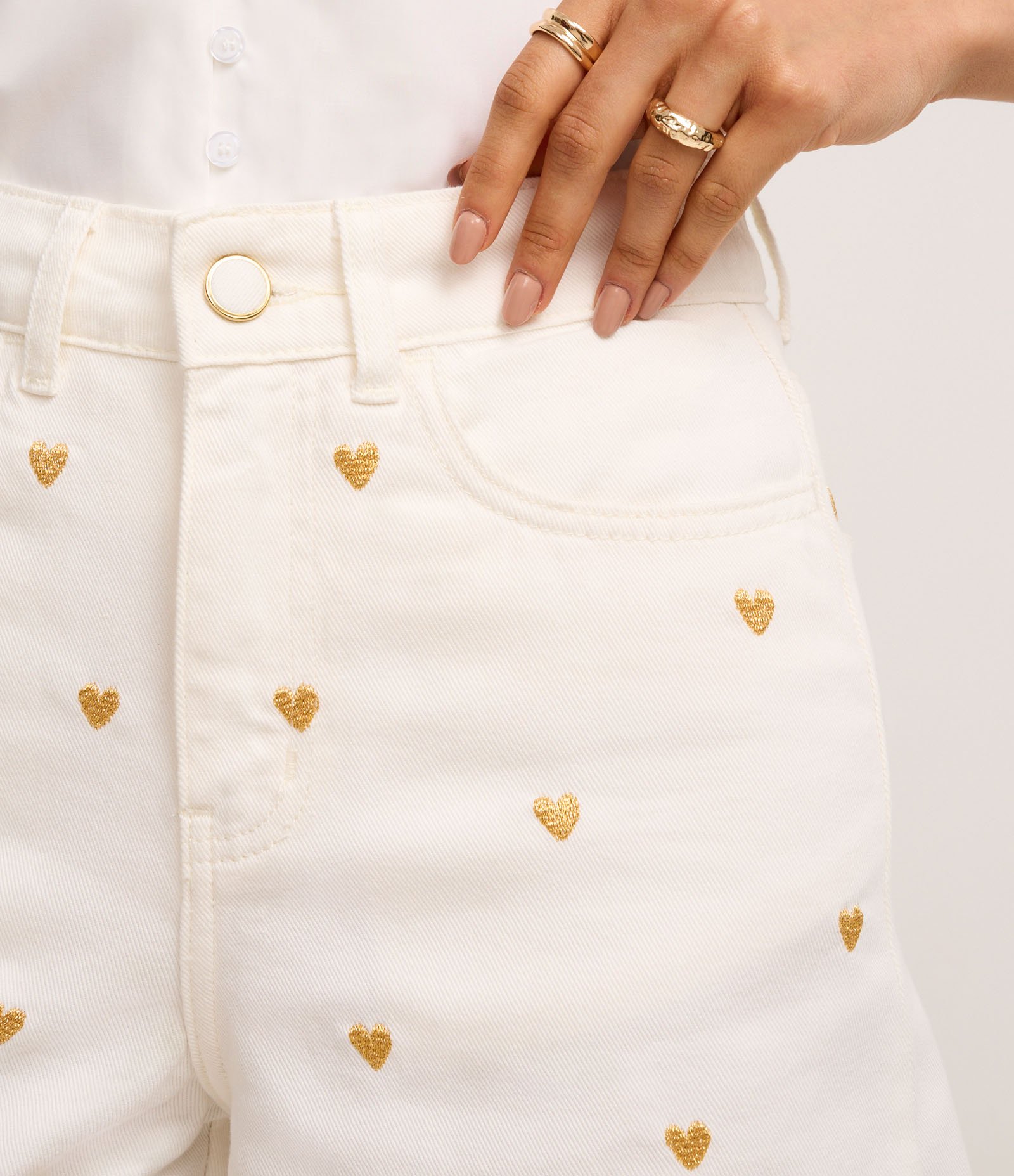 Short Mom Cintura Alta em Jeans com Bordado Corações Off White 4