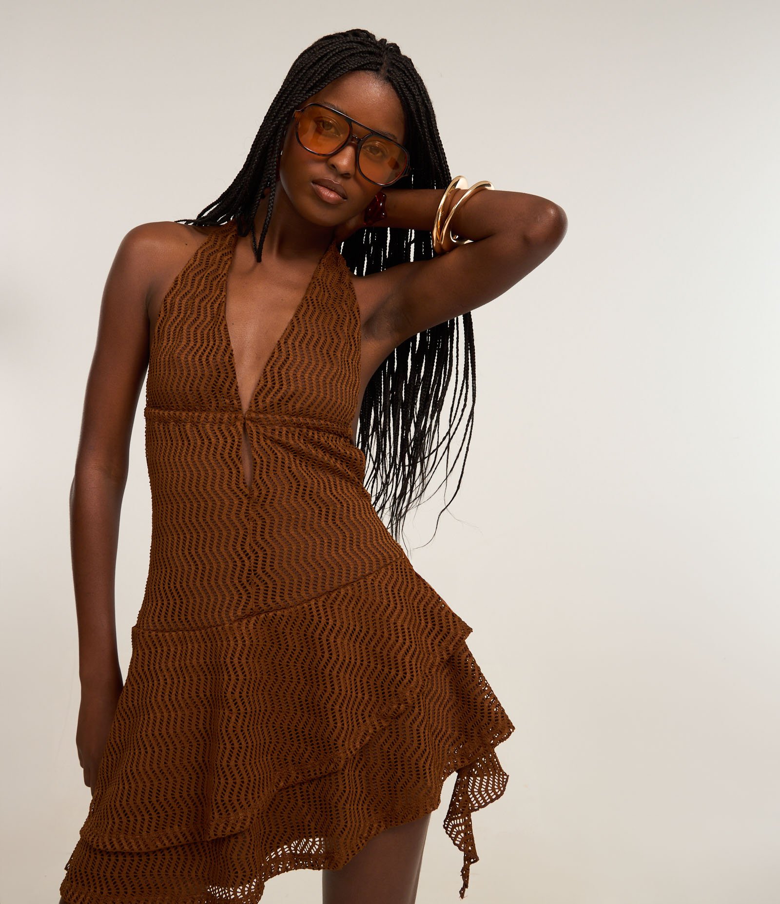 Vestido Frente Única com Textura Furadinha e Babados Marrom 1