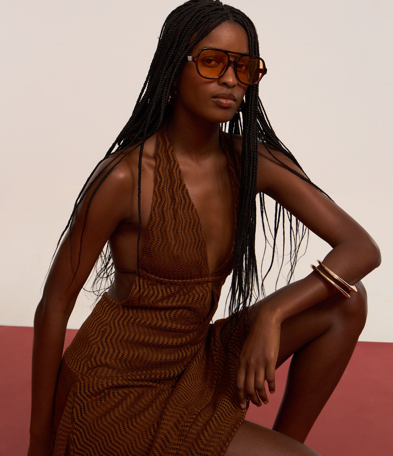 Vestido Frente Única com Textura Furadinha e Babados Marrom 5