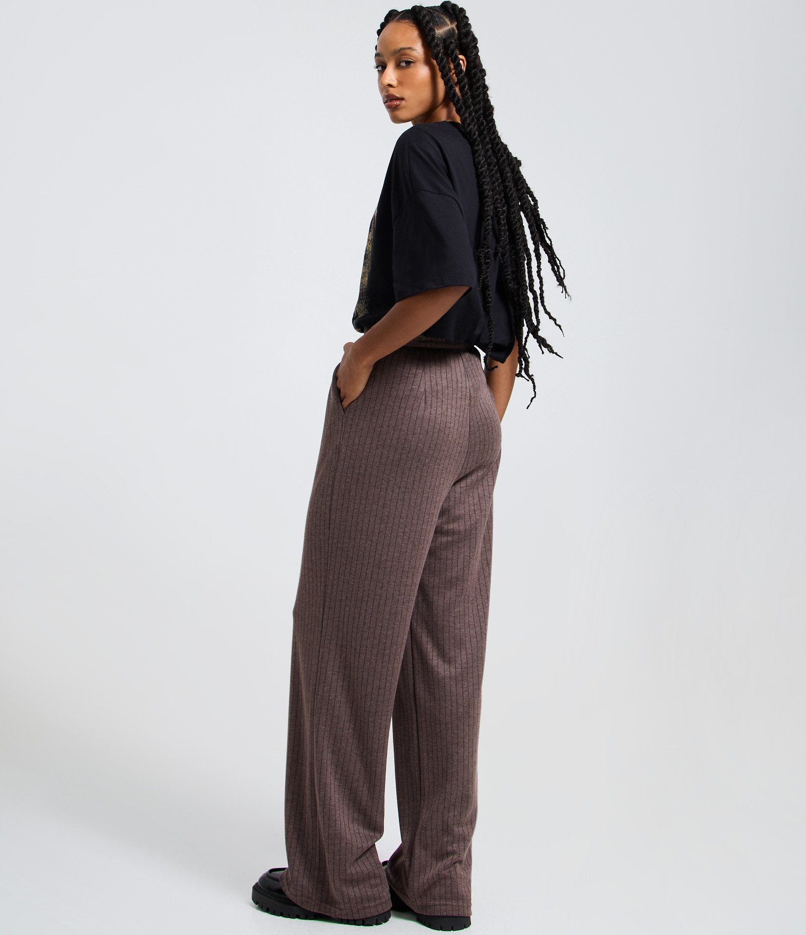 Calça Wide Leg Alfaiataria com Risca de Giz Marrom 4