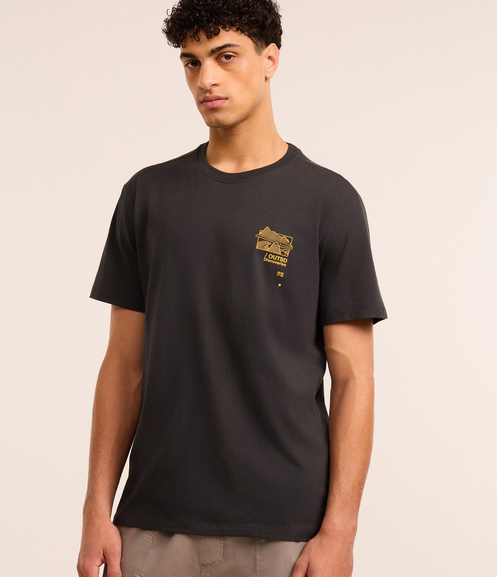 Camiseta Comfort em Algodão com Estampa de Mapa e Lettering Outsd Discoveries Cinza Escuro 1