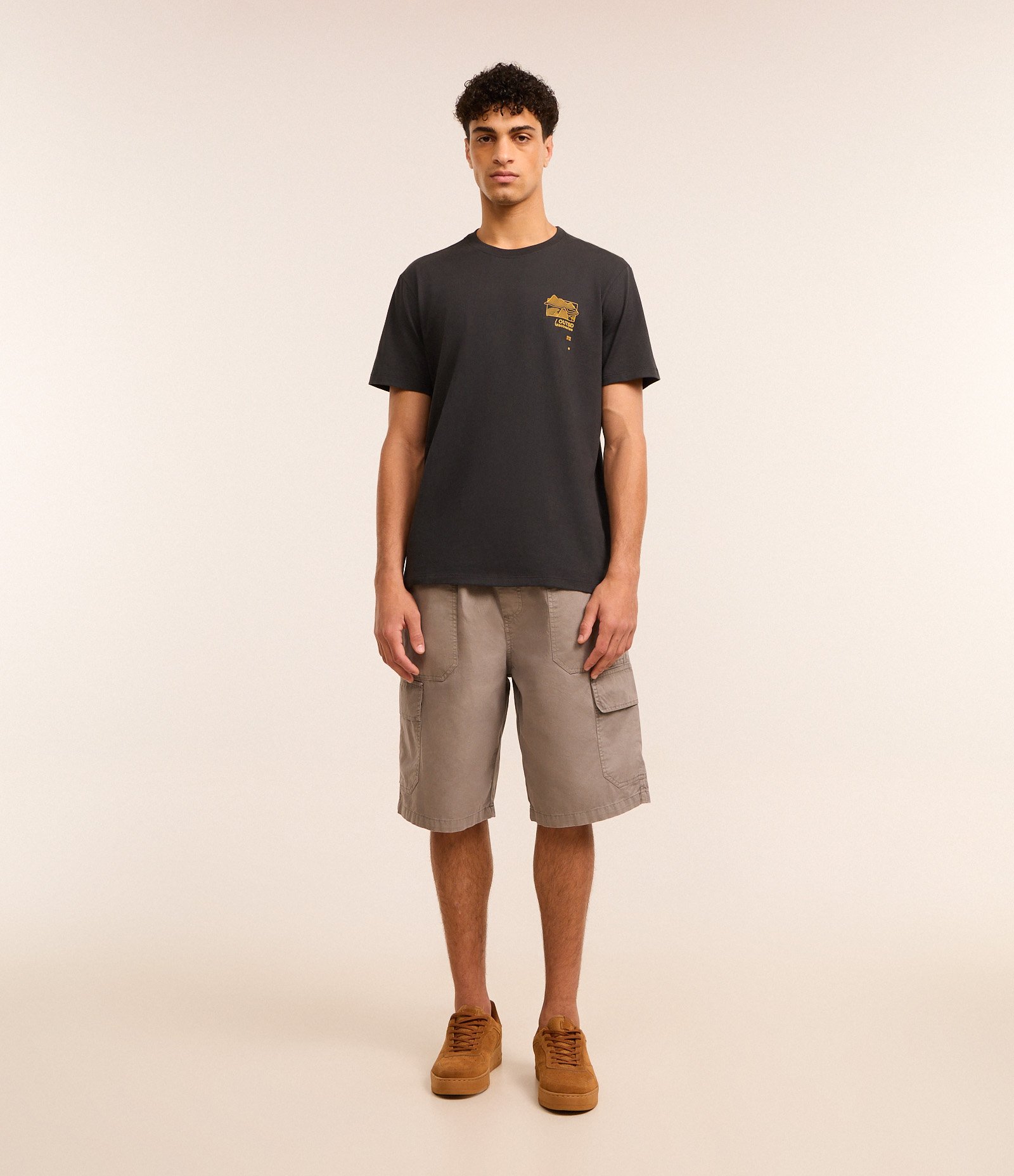 Camiseta Comfort em Algodão com Estampa de Mapa e Lettering Outsd Discoveries Cinza Escuro 2