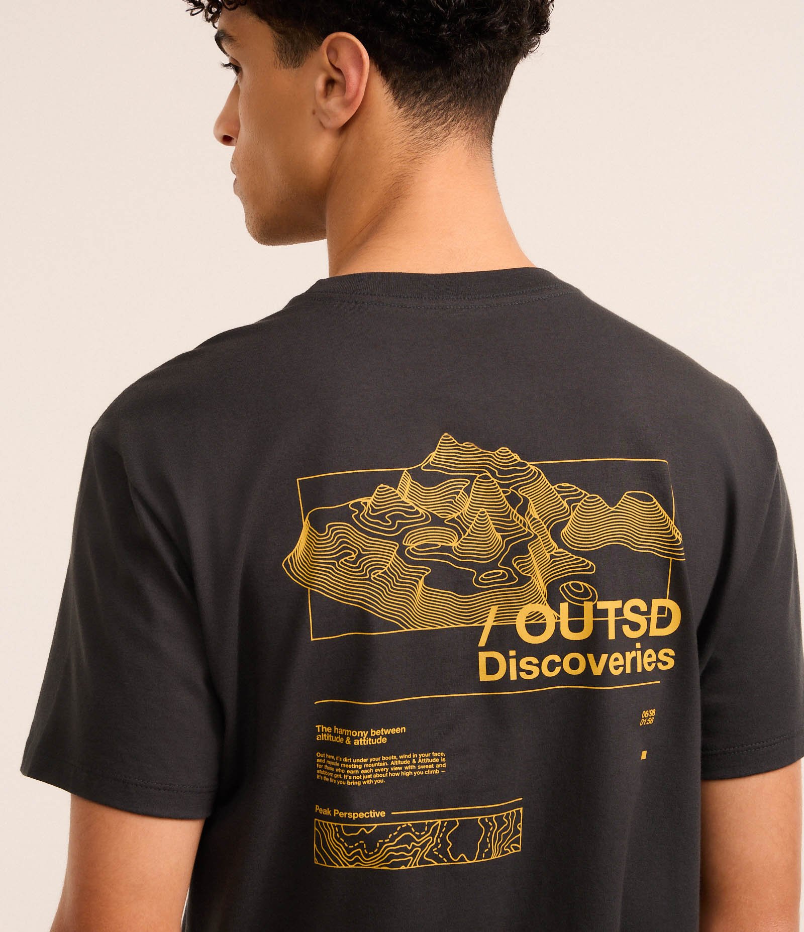 Camiseta Comfort em Algodão com Estampa de Mapa e Lettering Outsd Discoveries Cinza Escuro 3