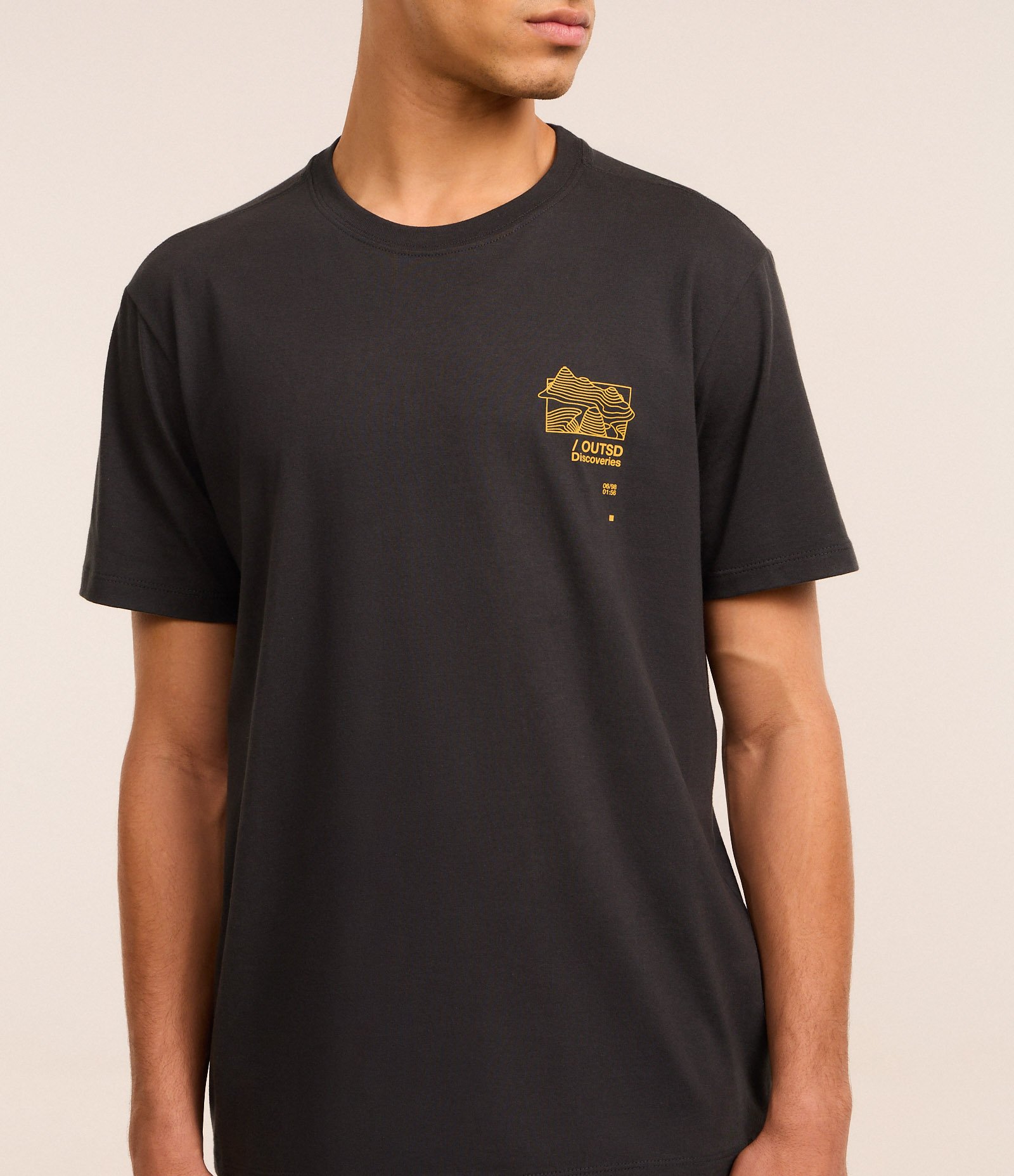 Camiseta Comfort em Algodão com Estampa de Mapa e Lettering Outsd Discoveries Cinza Escuro 4