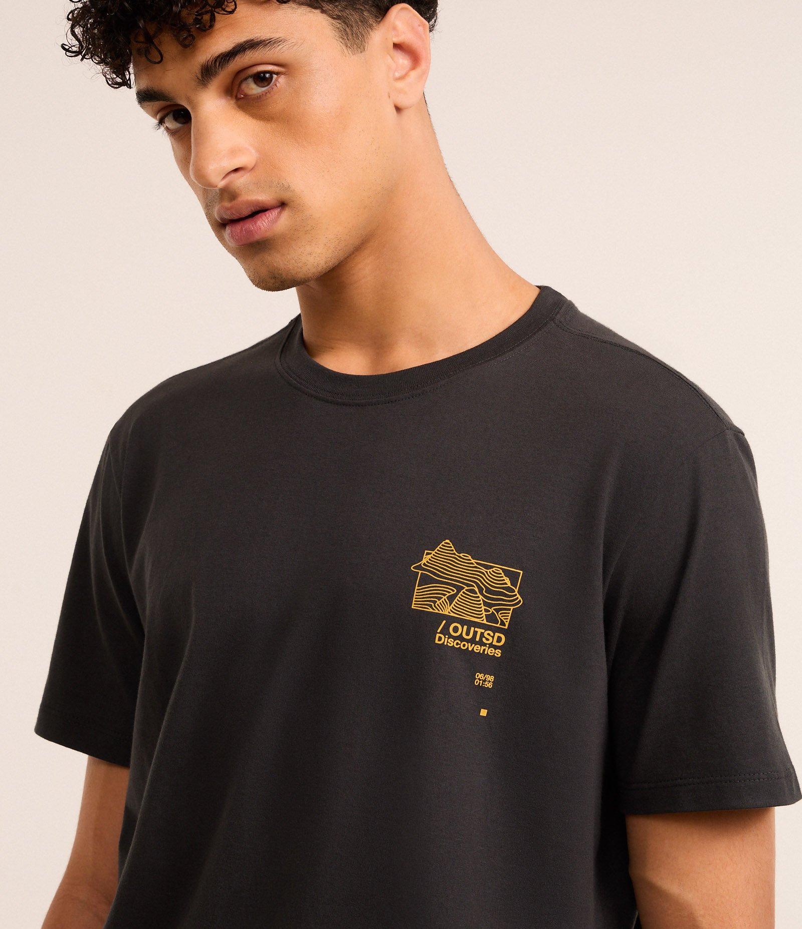 Camiseta Comfort em Algodão com Estampa de Mapa e Lettering Outsd Discoveries Cinza Escuro 5