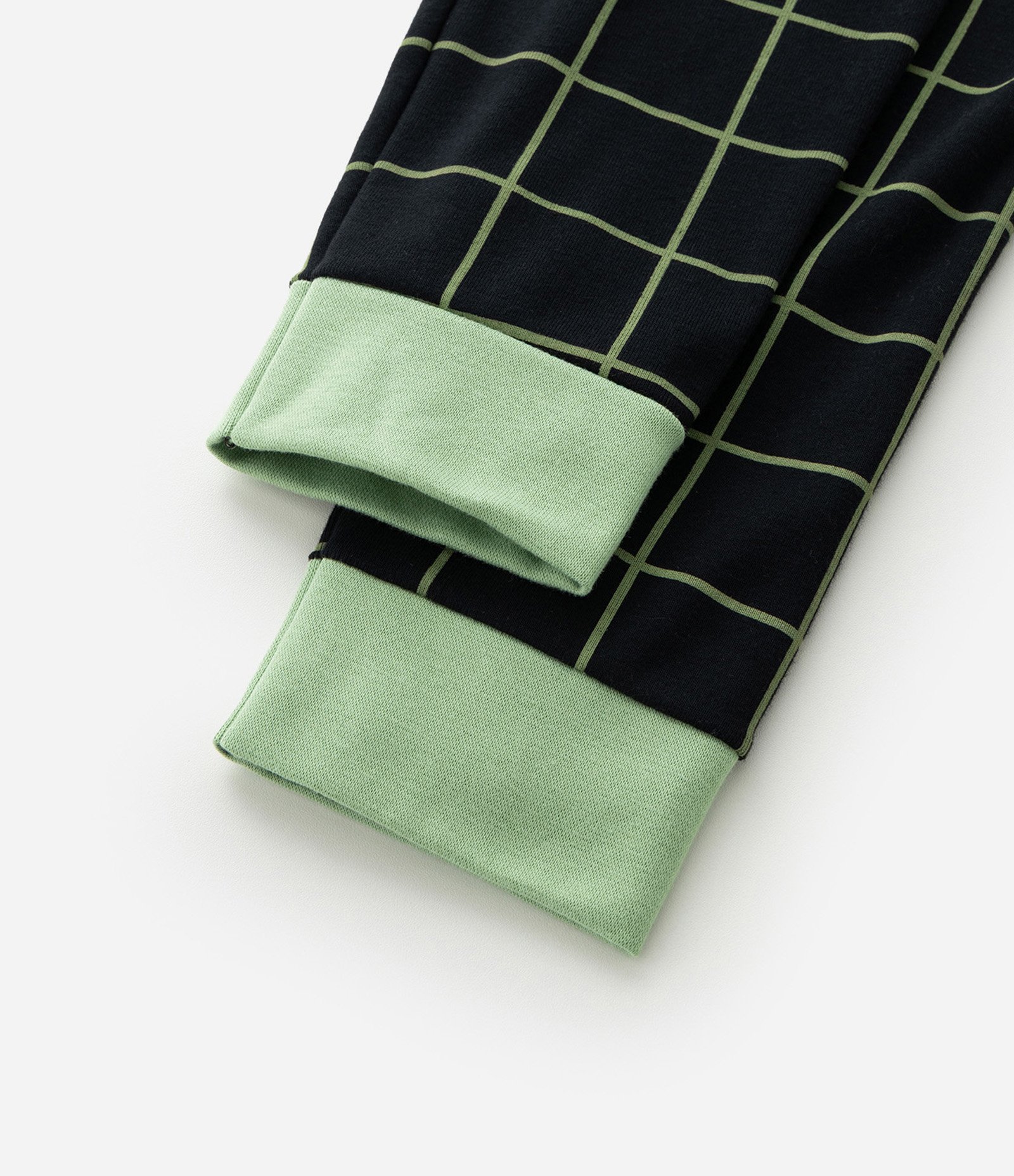 Pijama Longo Infantil com Estampa Xadrez e Capivara Skatista - Tam 5 a 14 Anos Verde/Preto 7