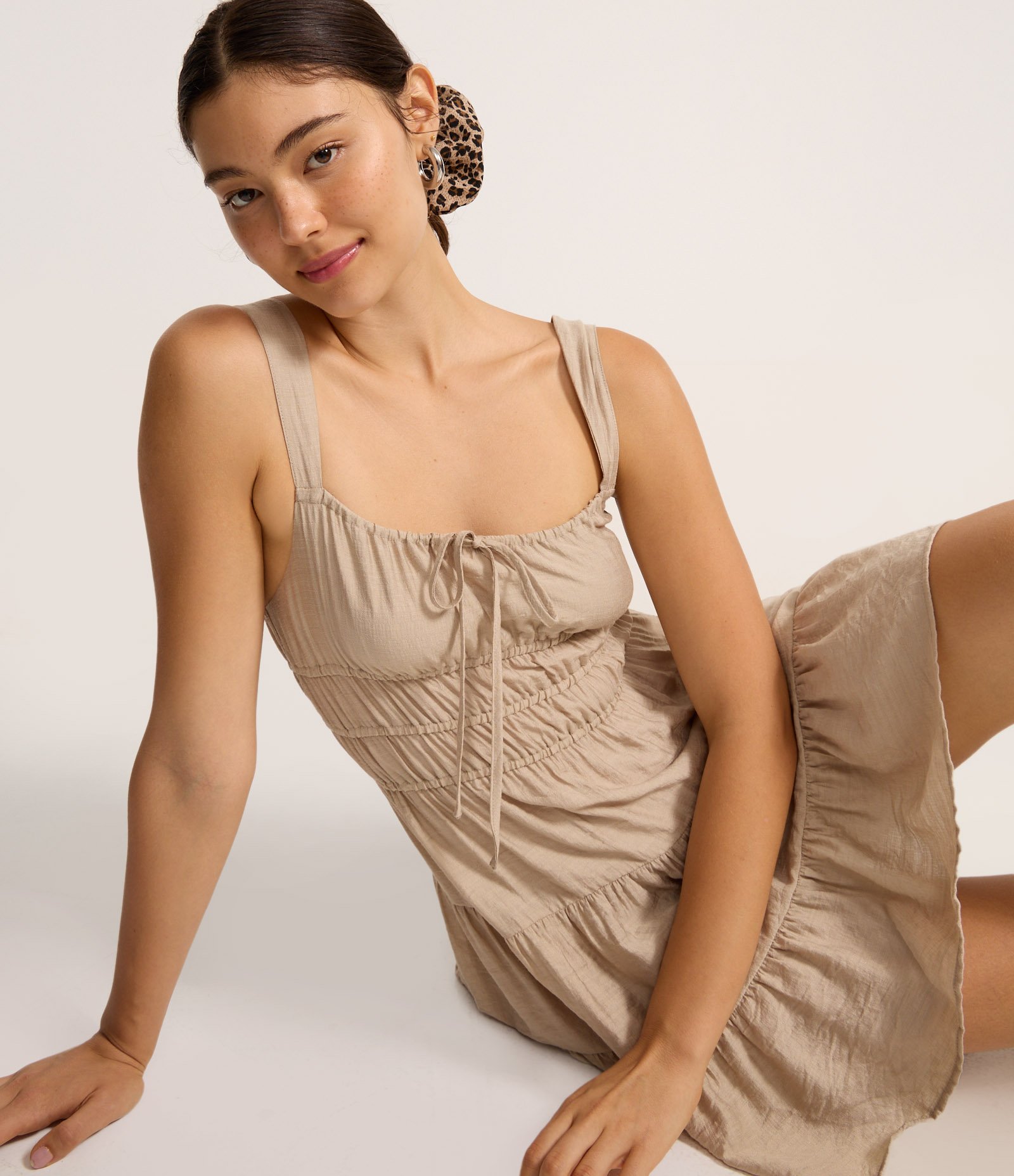 Vestido Evasê Curto com Amarração e Babados Bege 4