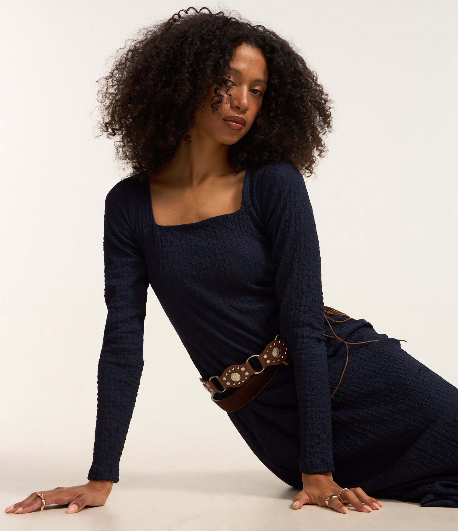 Vestido New Midi em Anarruga com Decote nas Costas Azul Marinho 3