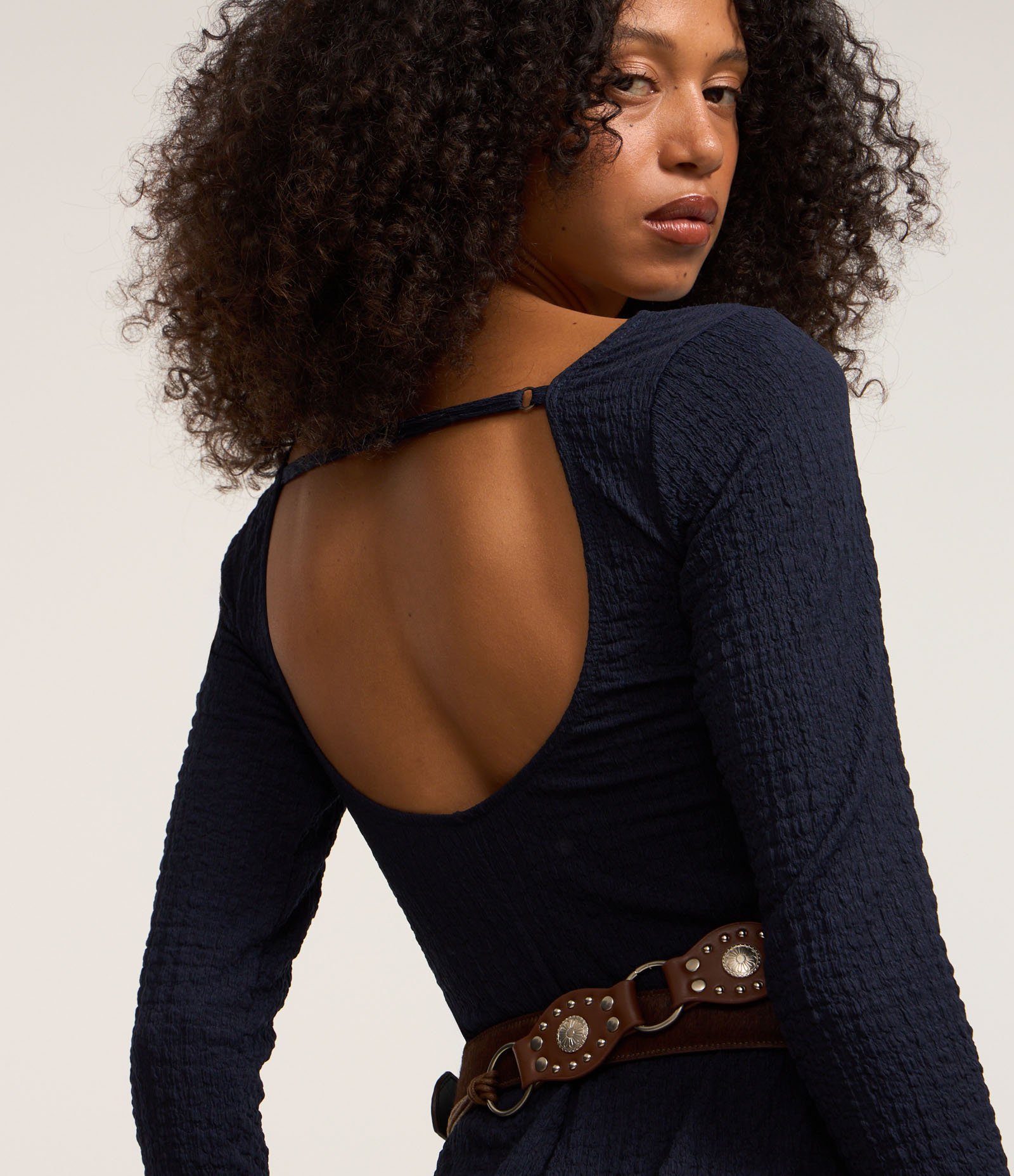 Vestido New Midi em Anarruga com Decote nas Costas Azul Marinho 4